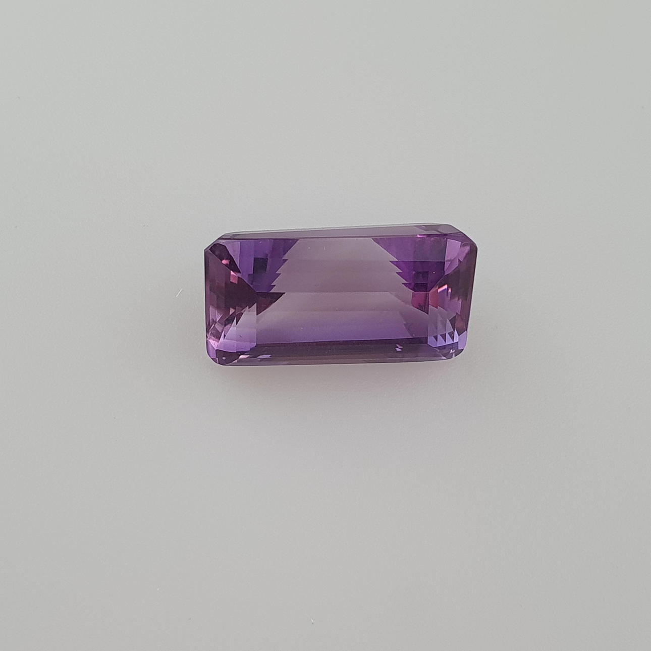 31.84CT DJUP LILA AMETIST.