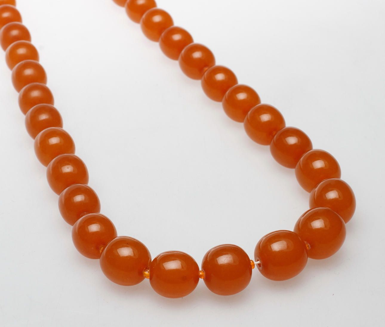 COLLIER, sannolikt nytillverkad bärnsten.