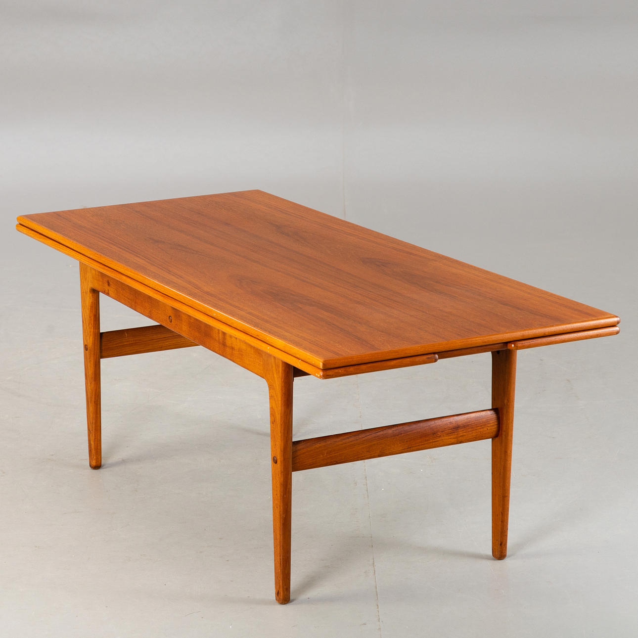KAI KRISTIANSEN. VM Møbler. Teak table 'Elevator', extendable and adjustable in height. Denmark, 1960s.
