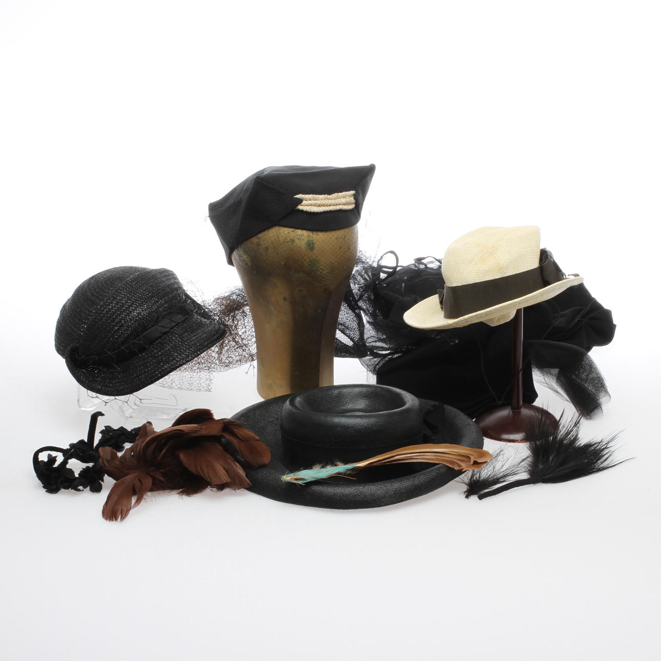 HATTAR 4 st samt diverse attrialjer. 1900-tal.