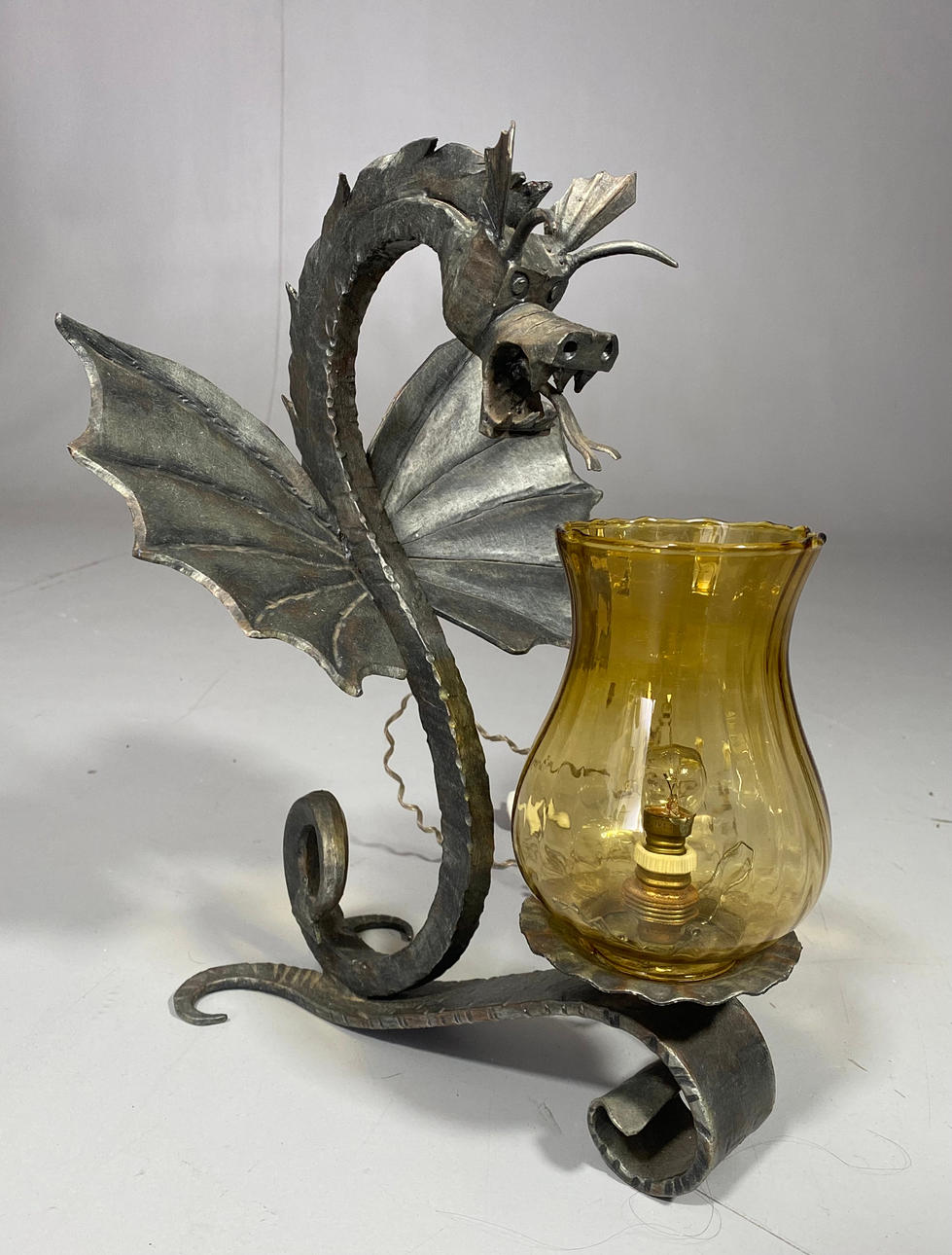 SCHMIEDEEISEN-LAMPE MIT DRACHENMODUS UND GLASSCHIRM.