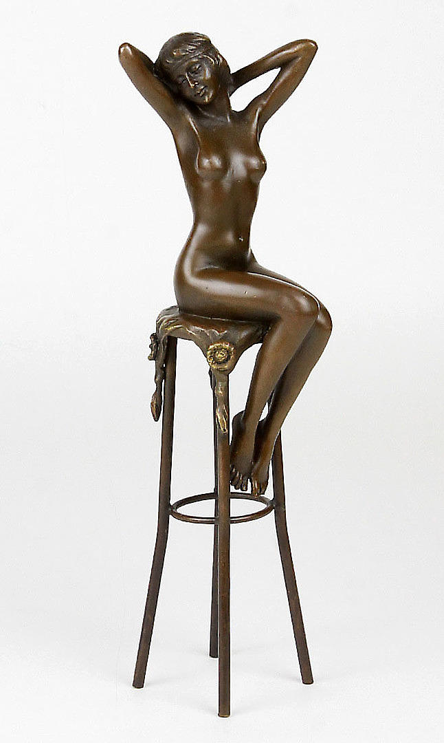 BRONZEFIGUR, SIDENDE NØGEN DAME.