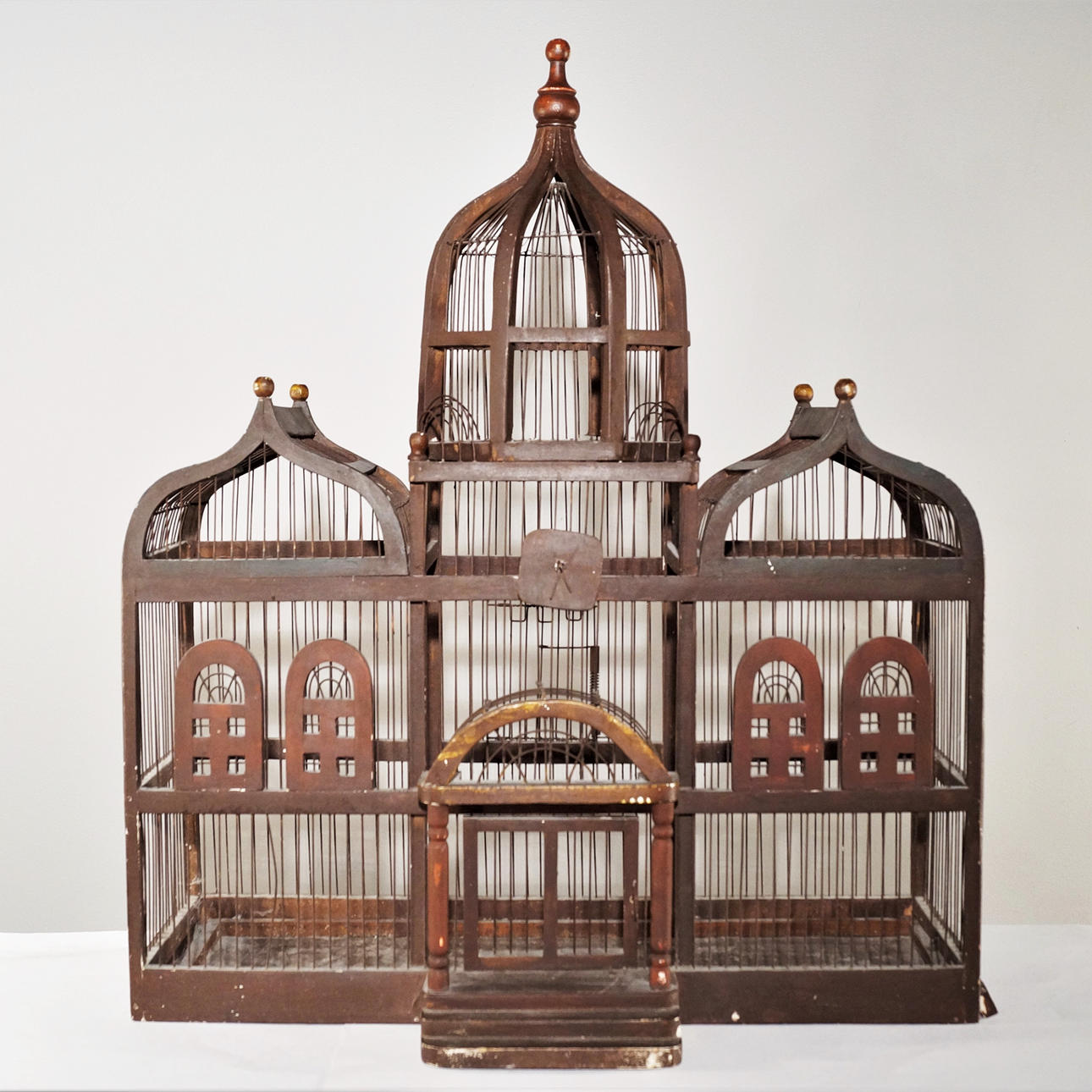 VOGELKÄFIGE, Holz und Metall.