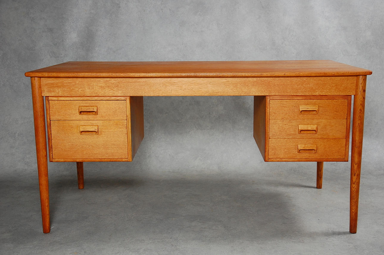 BÖRGE MOGENSEN. skrivbord, modell 130, ritat 1952, etikettmärkt.