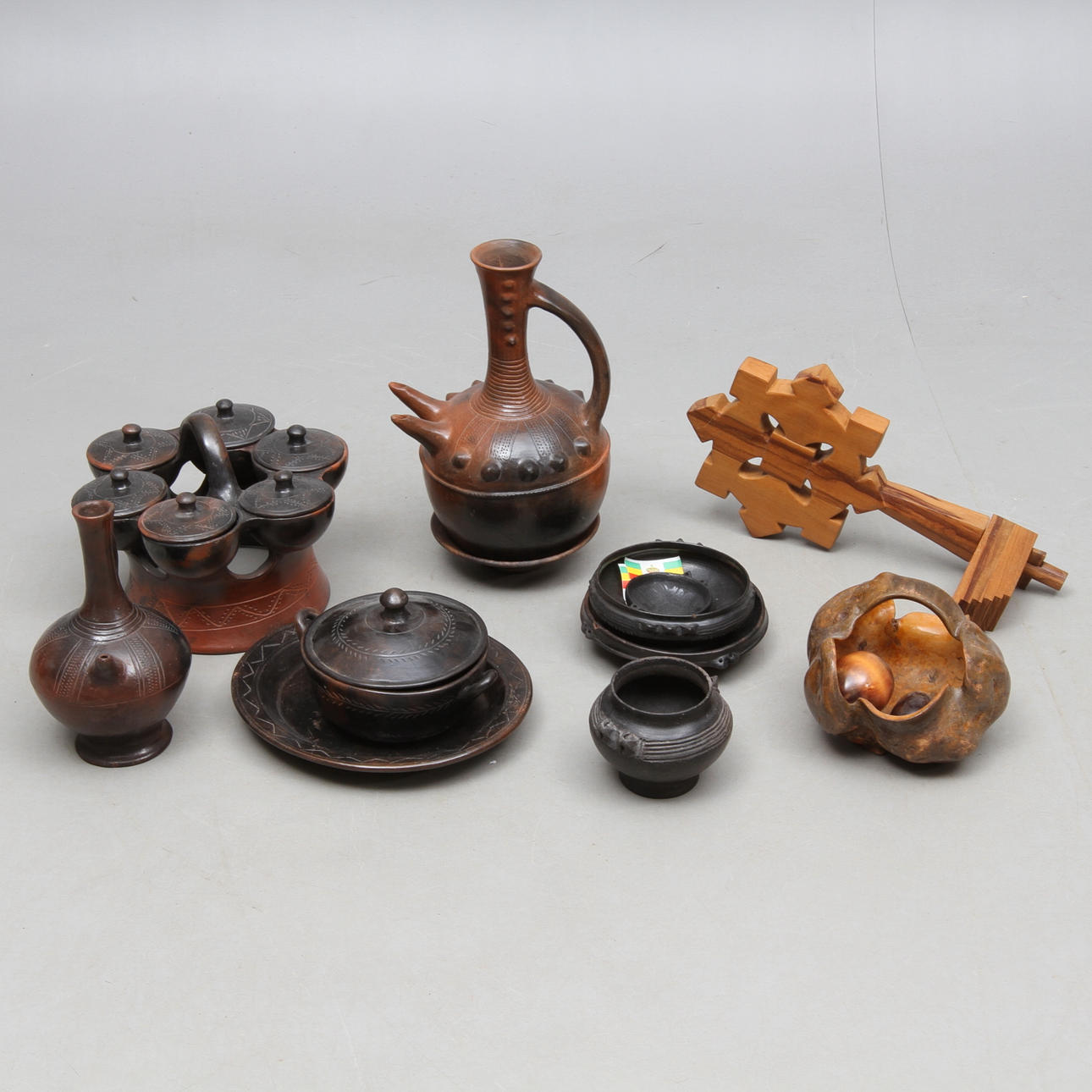 PARTI DIVERSE KERAMIK OCH TRÄFÖREMÅL, bland annat Etiopien, 1900-tal.