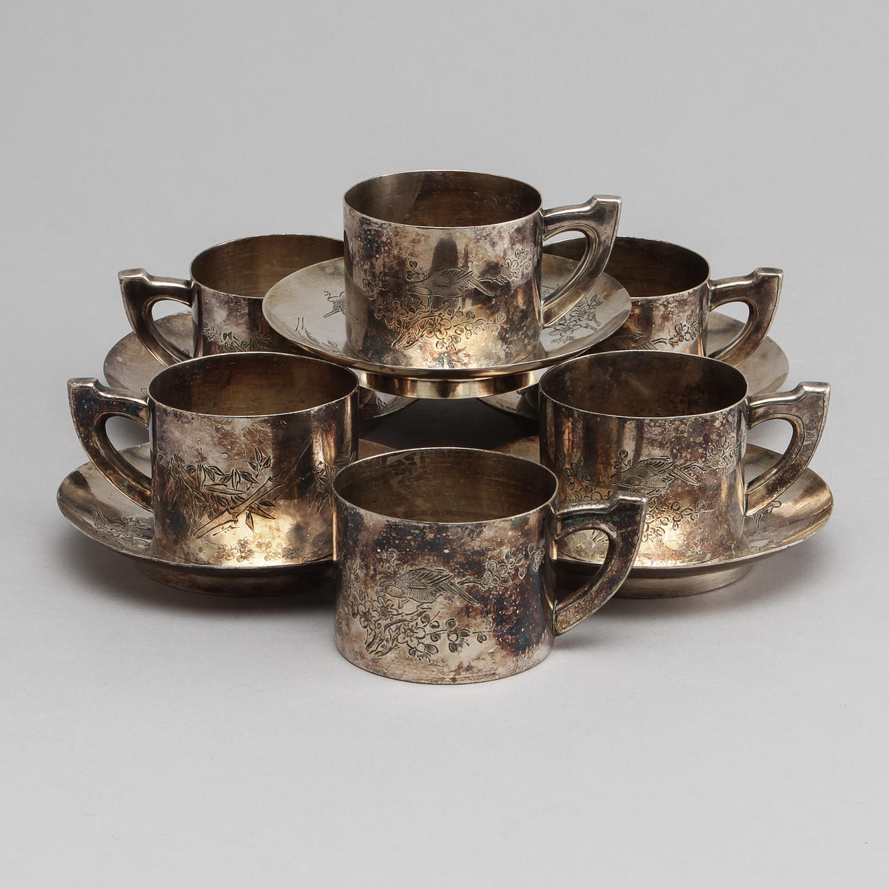 TEKOPPAR MED FAT, 5 st samt 1 extra kopp, silver. Kina 1900-tal. Vikt ca 1350 gram.