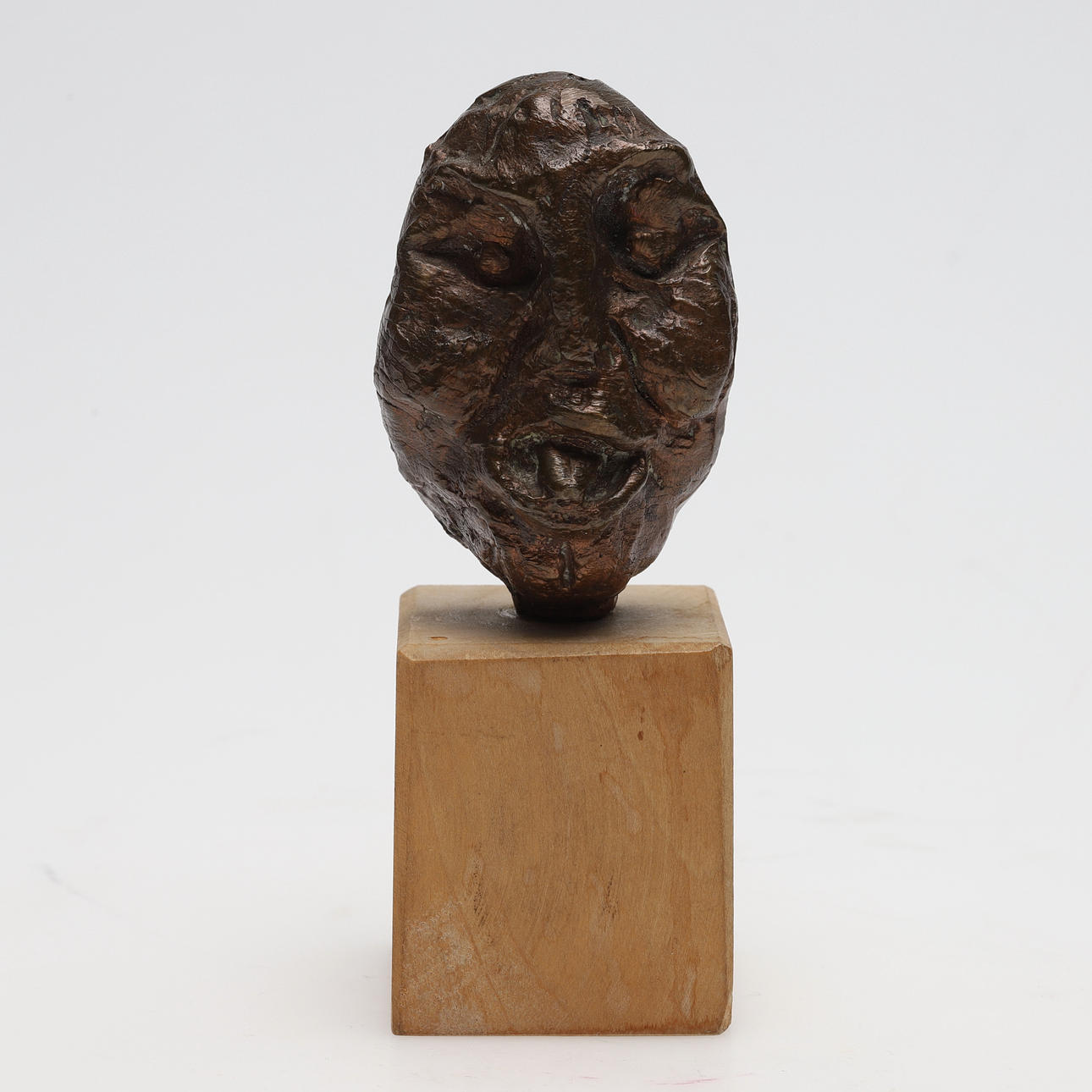 SCULPTURE, face, bronze, signed, dated -81.