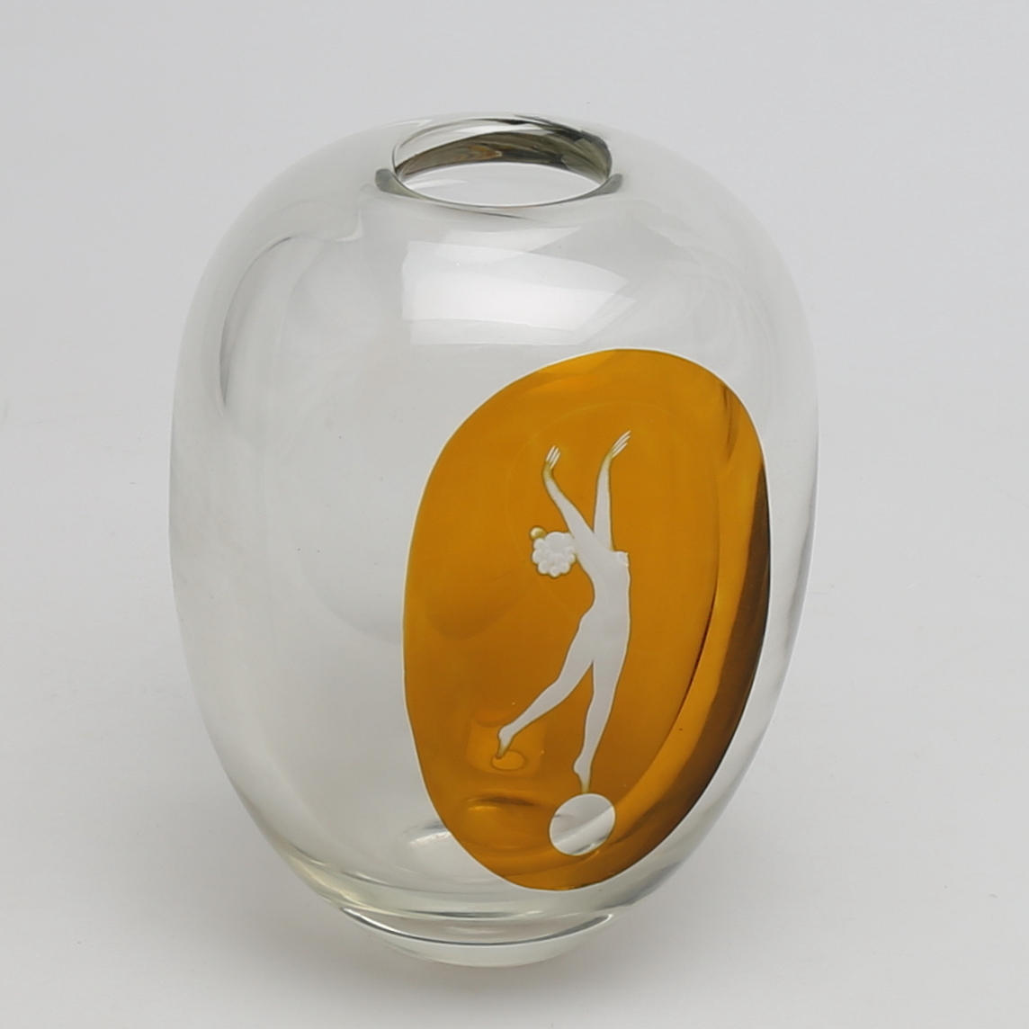 VAS I GLAS, slipad dekor av kvinnofigur, 1900-tal.