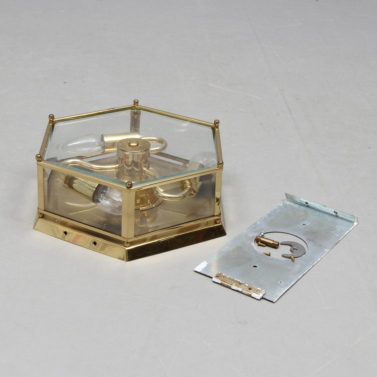 TAKLAMPA, plafondmodel, mässing med facettslipade glas, 1900-tal.