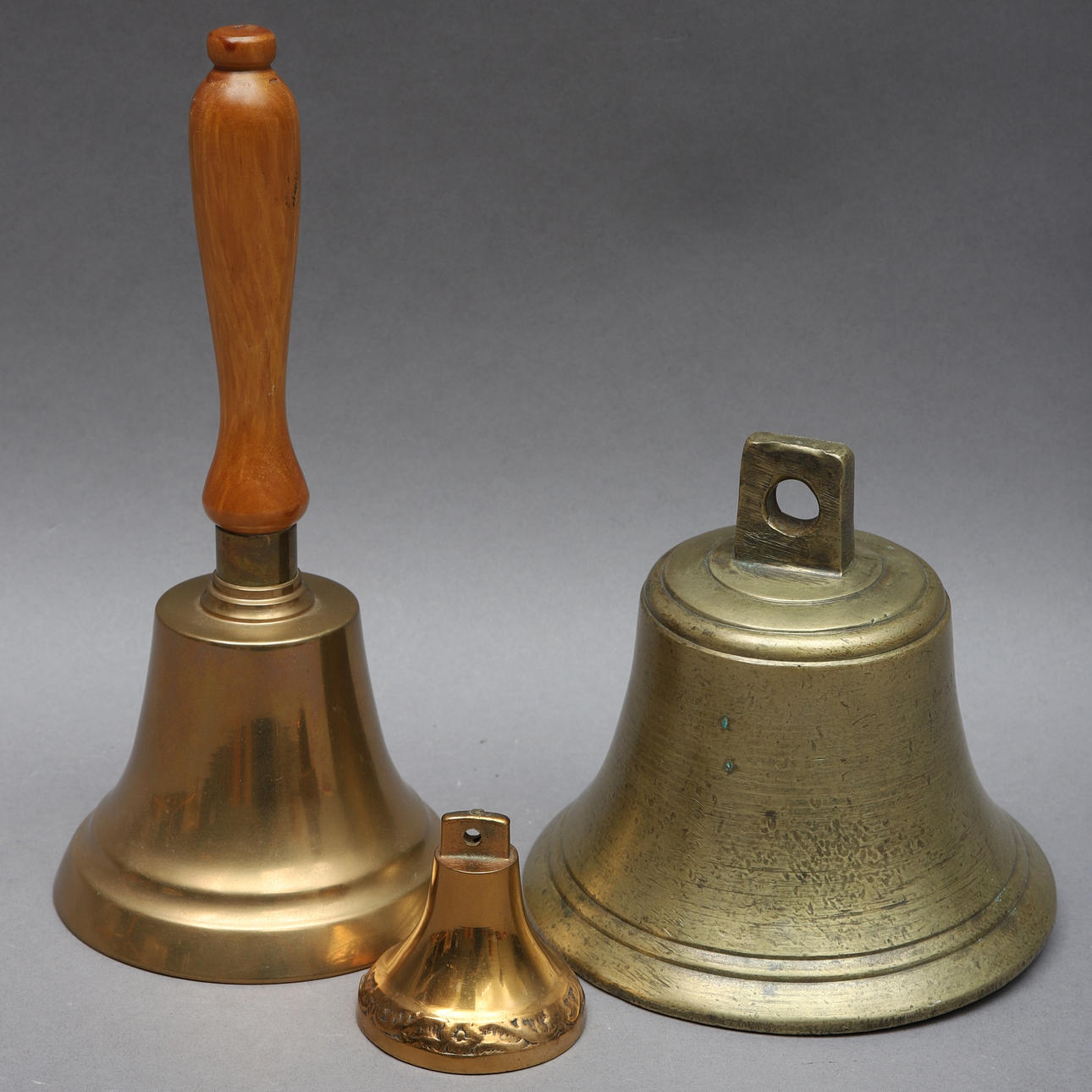 KLOCKOR, 3 st, mässing & malm, 1900-tal.