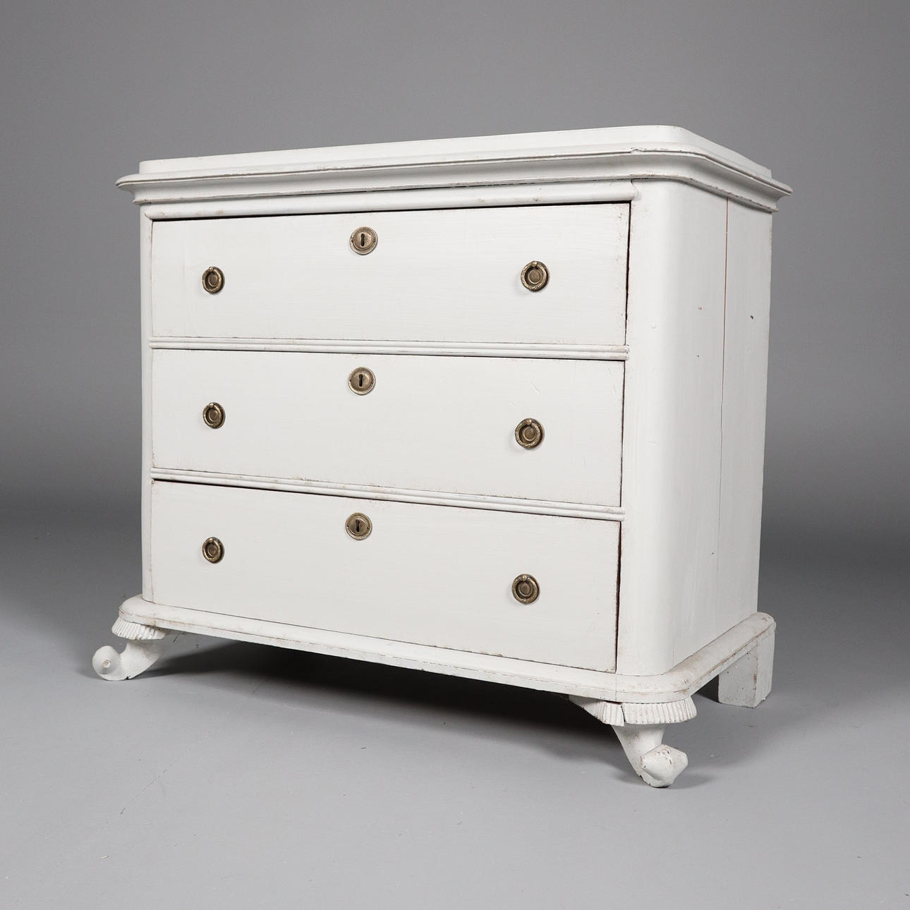 Kommode, malet. Messing beslag.