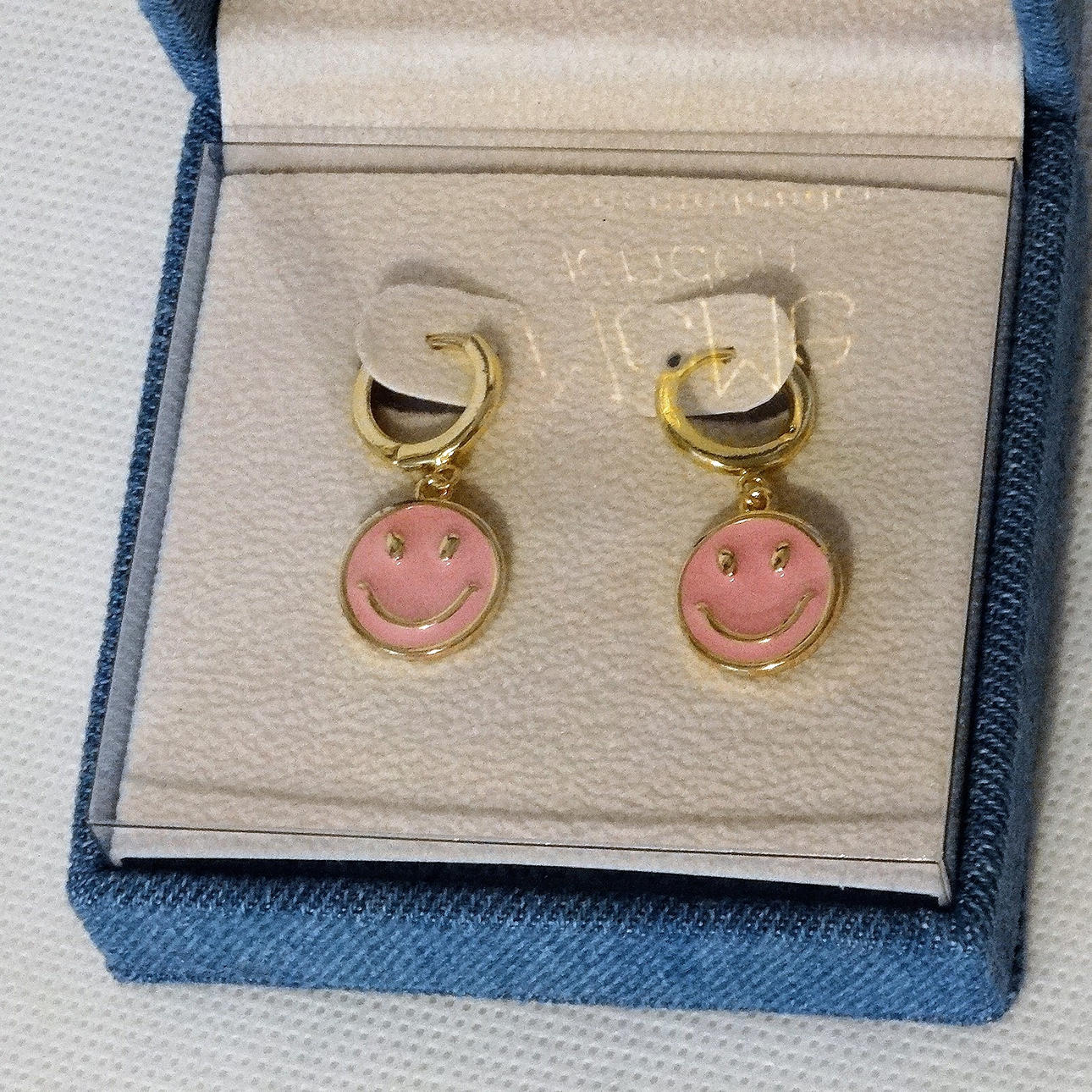 Pendientes MEME LONDON con esmalte rosa.