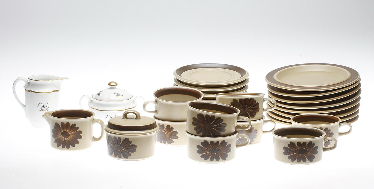 SERVISDELAR, 18 delar, keramik, "Tunturi", Olga Osolin, Arabia samt SOCKERSKÅL OCH GRÄDDKANNA, porslin, Arabia.