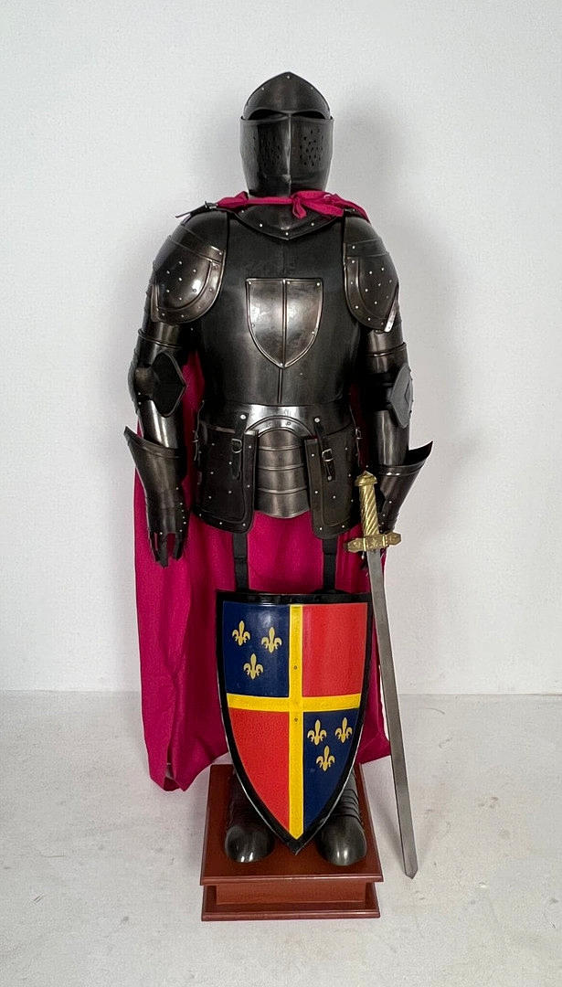 Knight rustning, med sköld, svärd, cape och rustningsställ, replika.