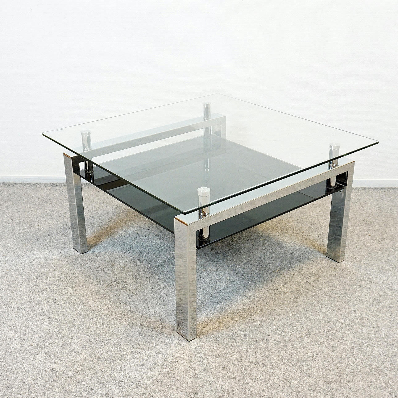 COUCHTISCH, Glas und Chrom.