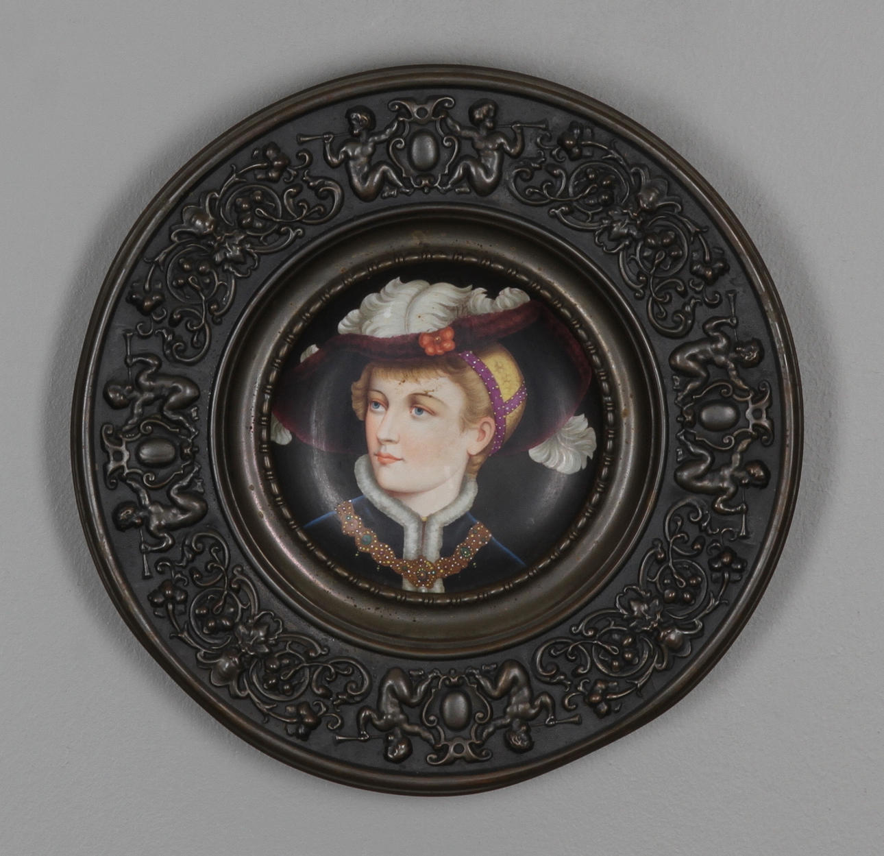 VÄGGTALLRIK, porslin och koppar, 1800-tal.