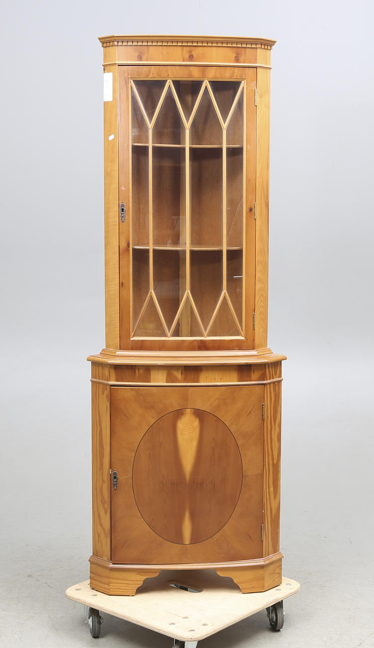 HÖRNSKÅP med VITRIN, engelsk stil, 1900-talets andra hälft.