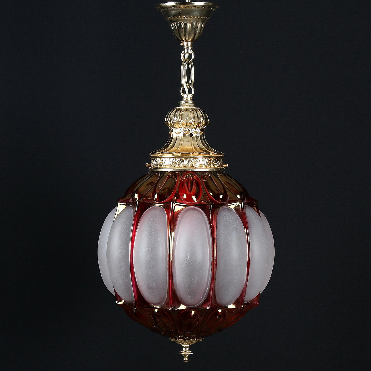 TAKLAMPA, glas och gul metall, globformad, 1900 tal.