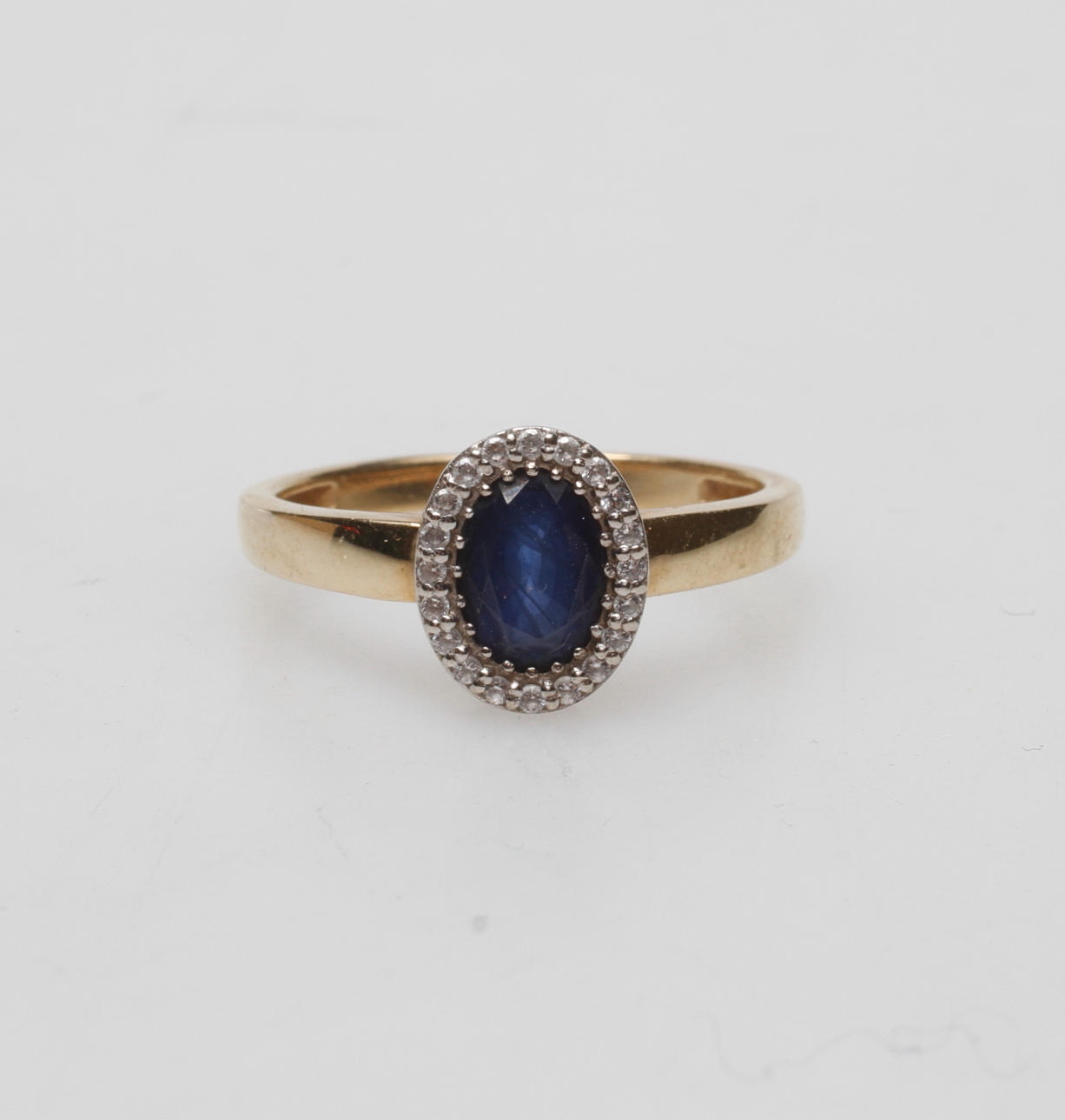 RING MED BLÅ OCH VITA STENAR, 14k guld, vikt ca 2,6 gr.