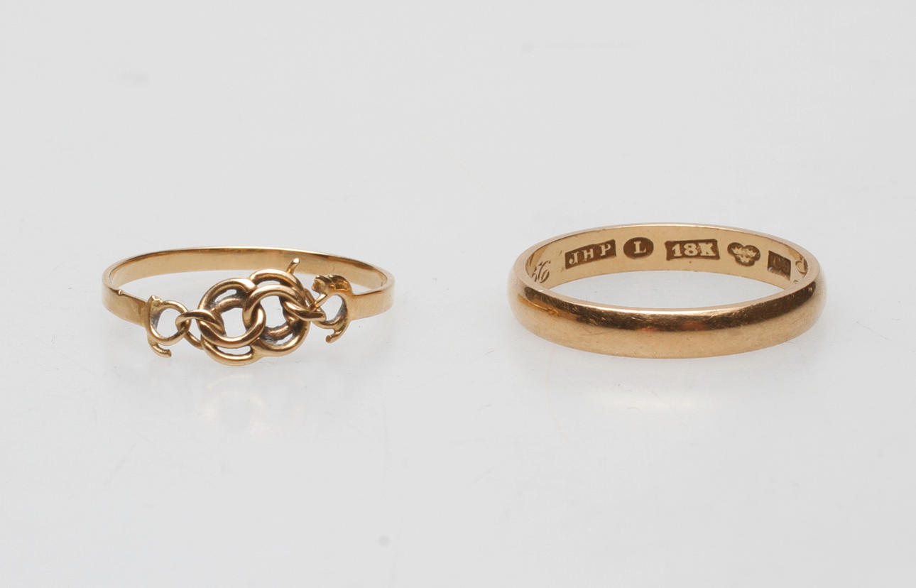 RINGAR, 2st, 18k guld, vikt ca 4,6 gr.