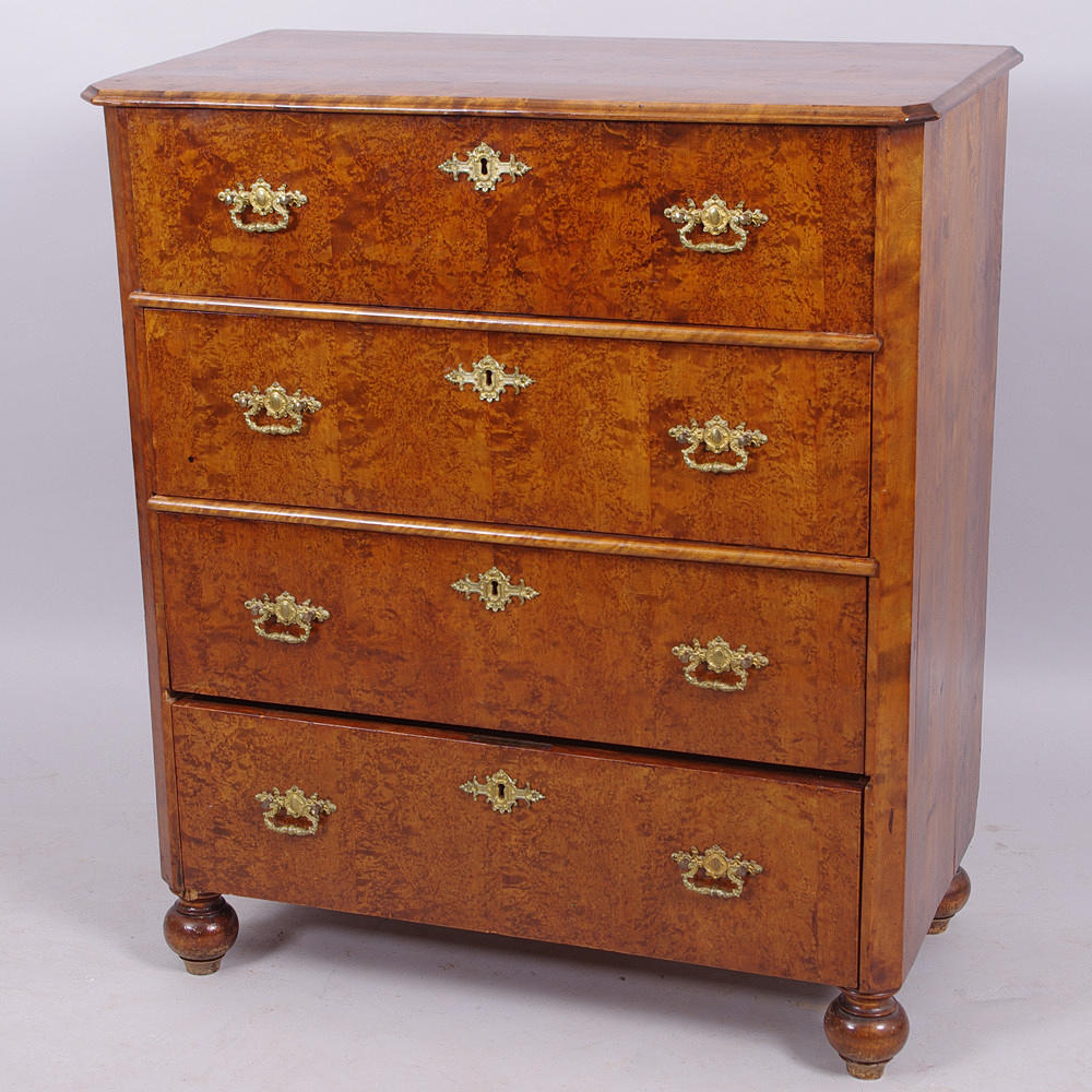 BYRÅ, 4-lådig, björk, 1800-tal. topplåda med lådinredning.