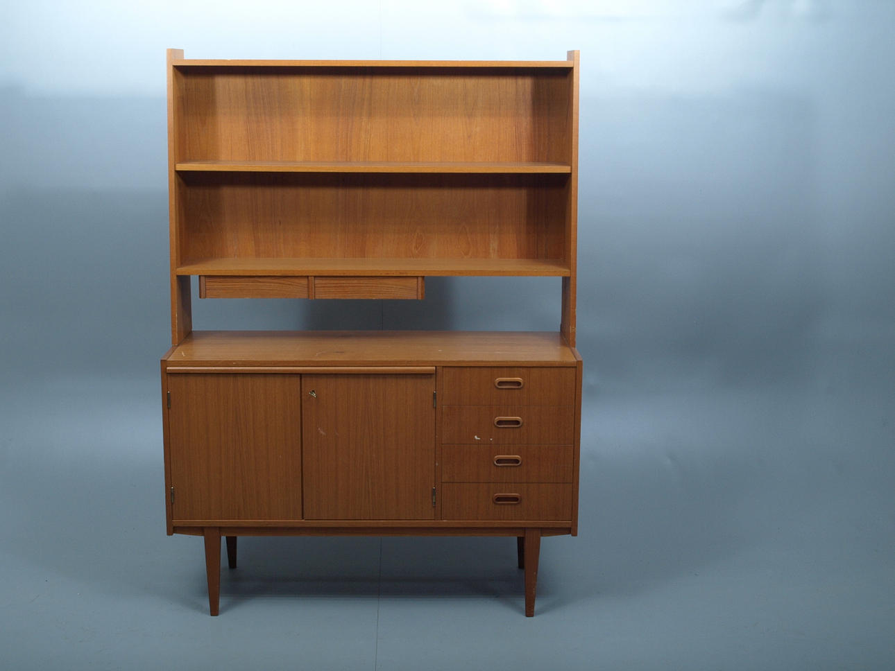 BOKHYLLA MED SKÅP, SKRIVKLAFF OCH LÅDOR, teak, 1950-tal.