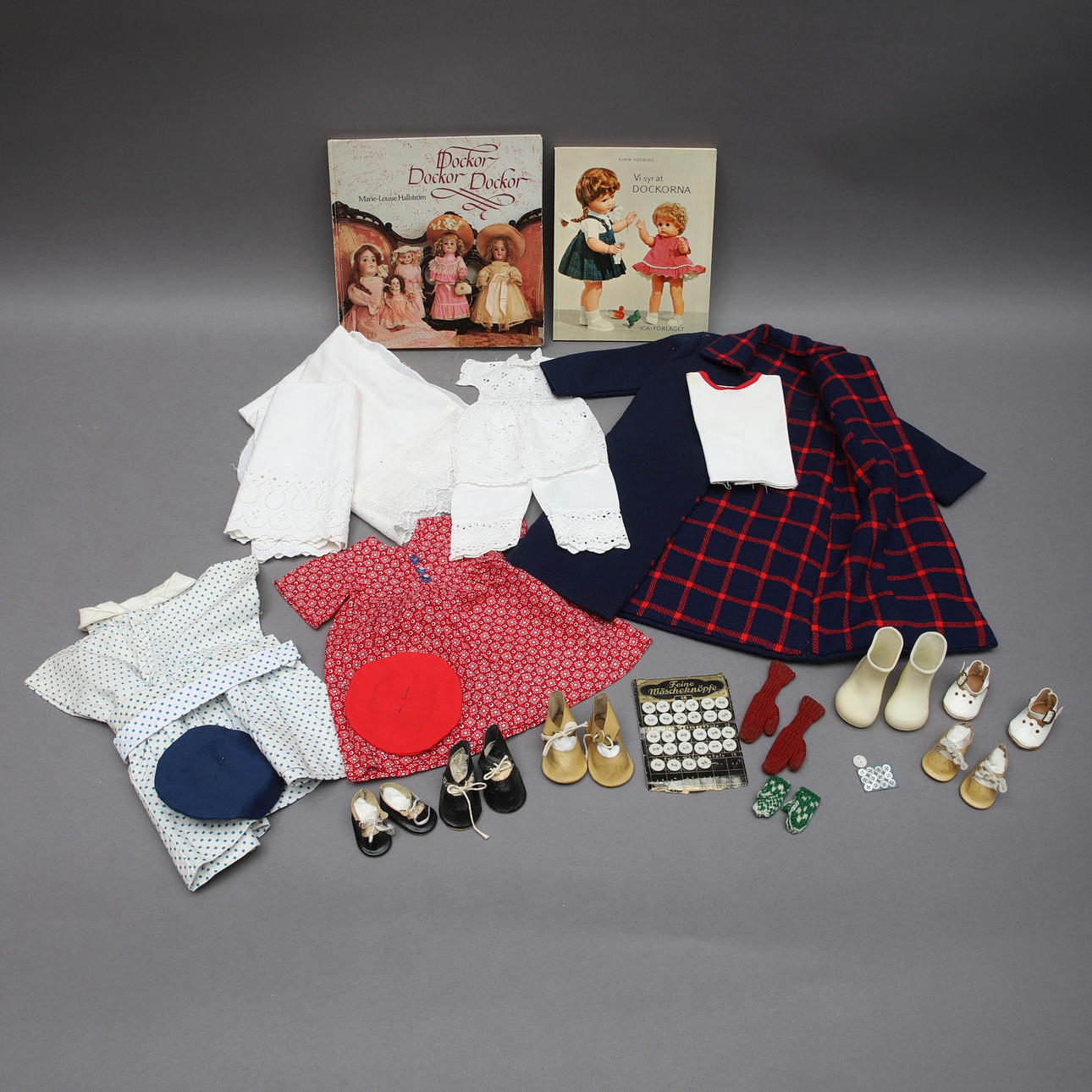 DOCKKLÄDER & SYBÖCKER för dockkläder, parti, 1900-tal.