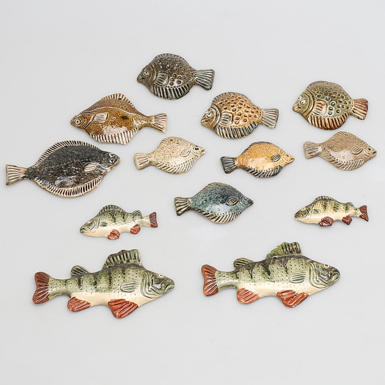PARTI VÄGGPLAKETTER i keramik, 13 st, fiskar, Lertassen, Johnny Ehn, Åland.