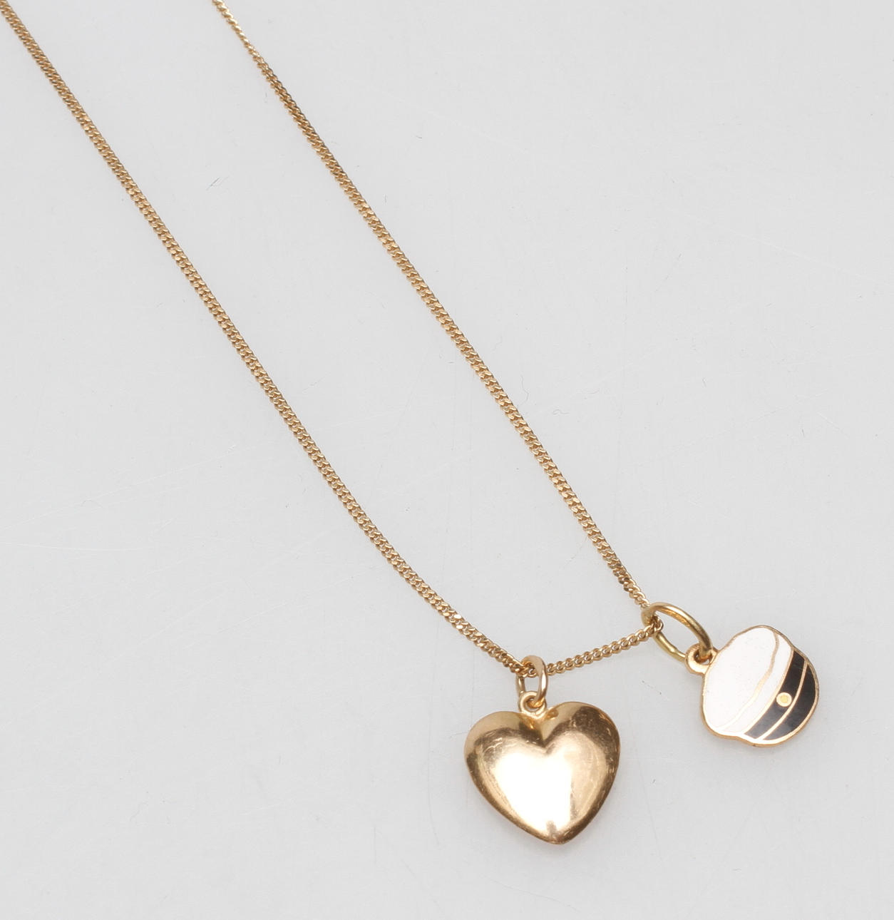 HALSKEDJA SAMT 2 ST HÄNGEN, 18k guld, vikt ca 3,5 gr.