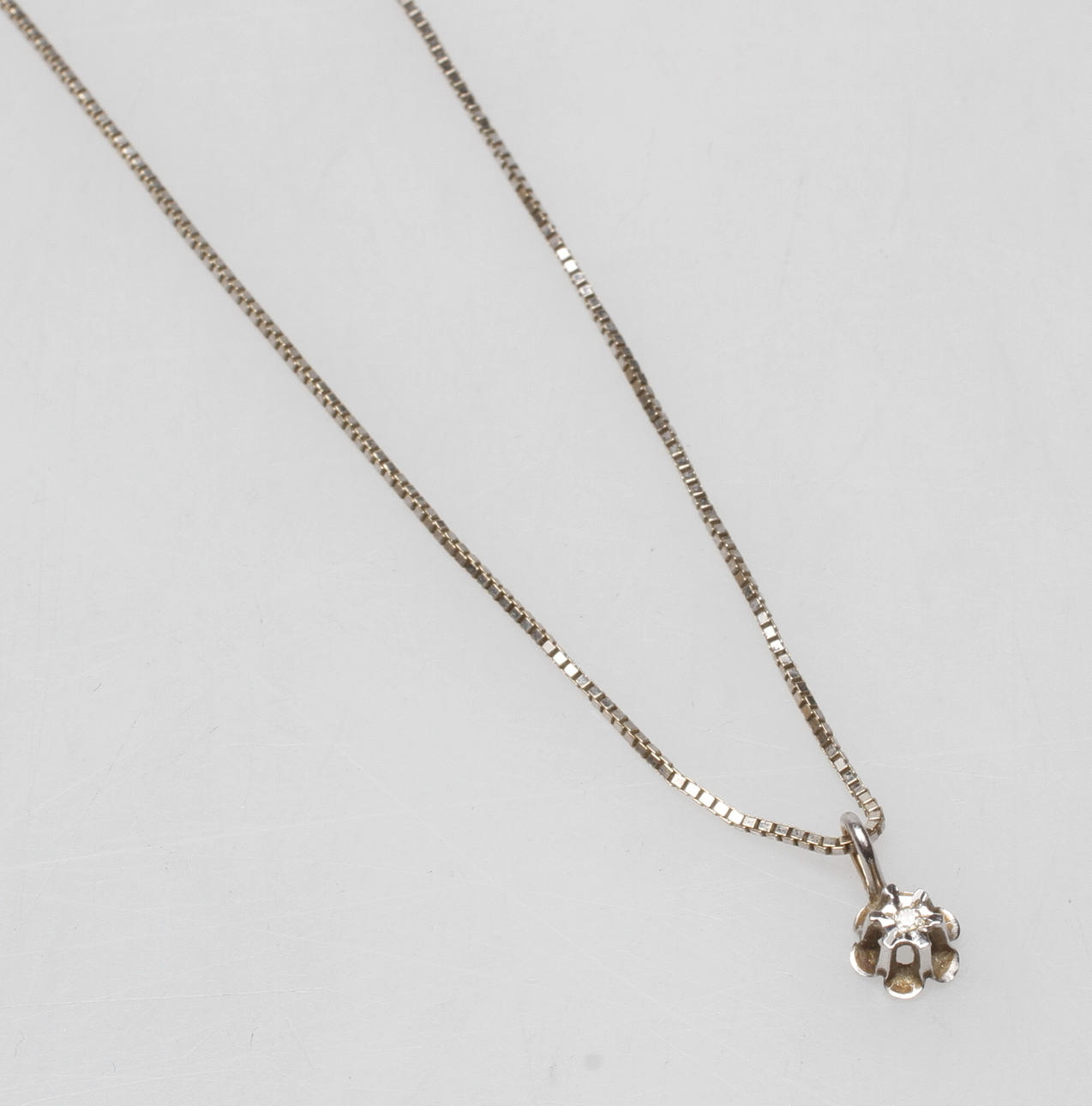 HALSKEDJA SAMT HÄNGE, 18k vitguld, vikt ca 2,6 gr.