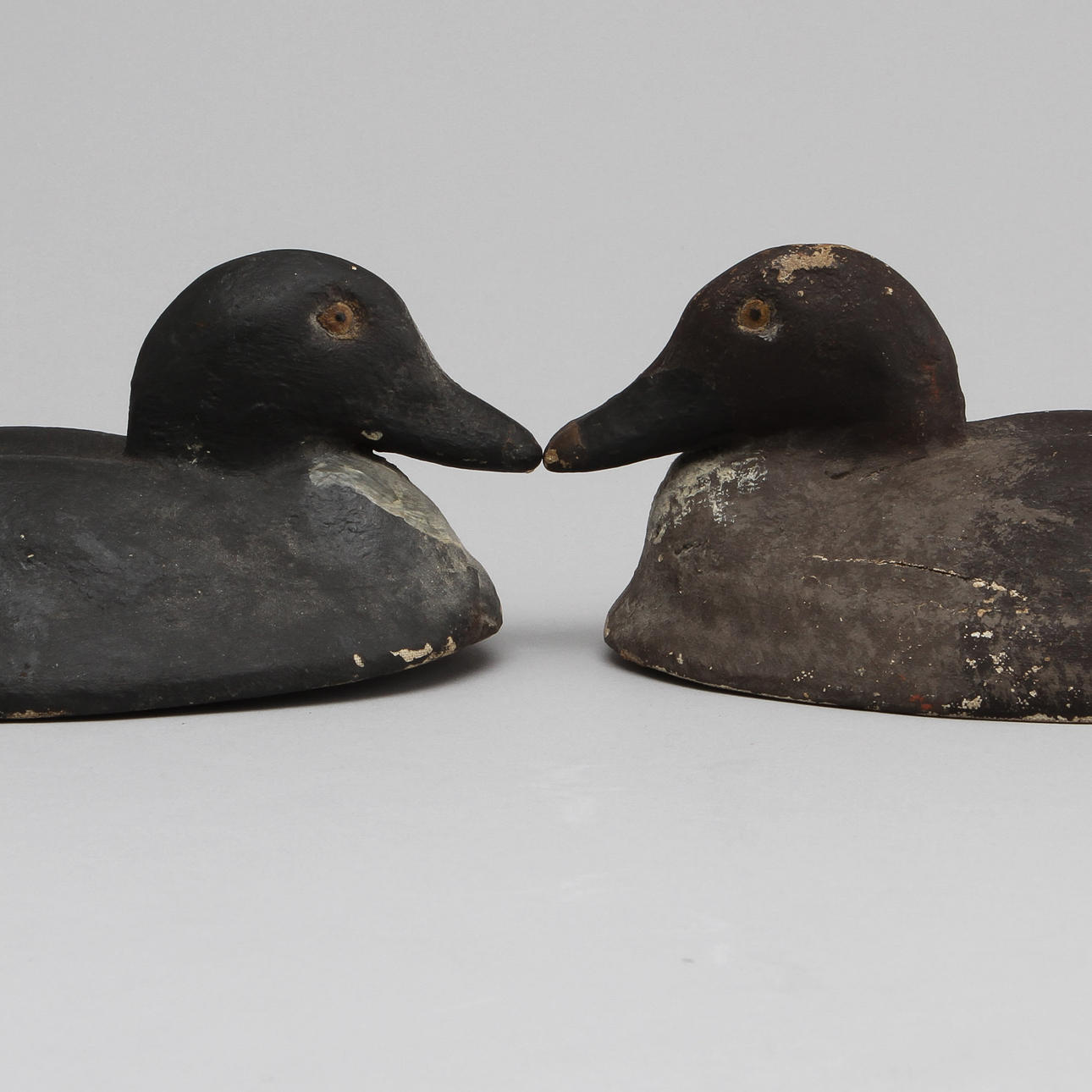 VÄTTAR, 2 st, trä och textil, 1800-tal.