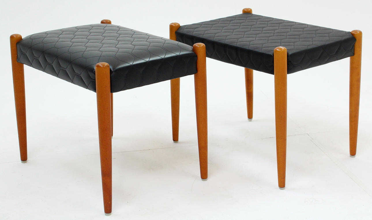 PALL, 2 st, trä med galon sits.