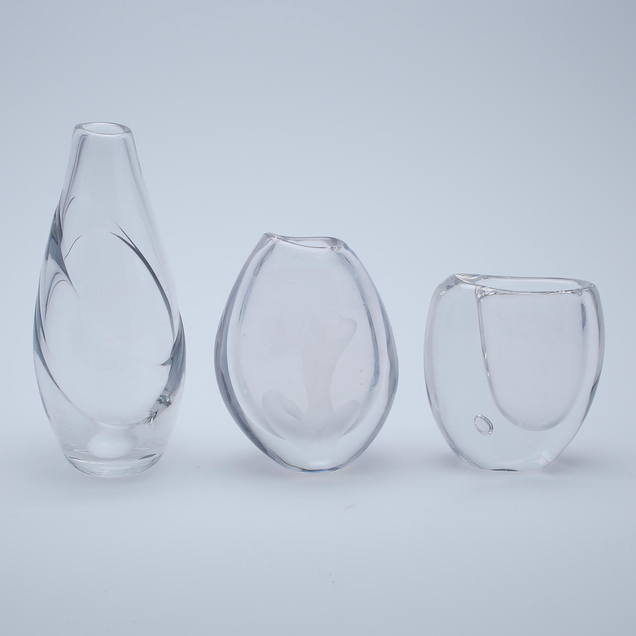 GLAS, 3 delar, Vicke Lindstrand samt Ingeborg Lundin, Kosta samt Orrefors, omkring 1900-talets mitt.