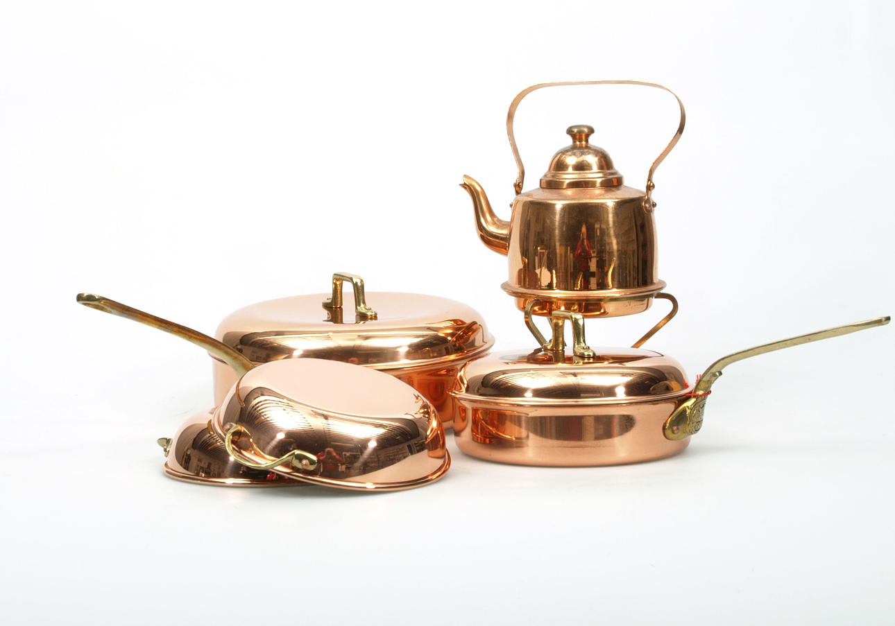 KASTRULLER, TRAKTÖRPANNOR OCH KITTEL, koppar, 5 delar, 1900-tal, oanvända.