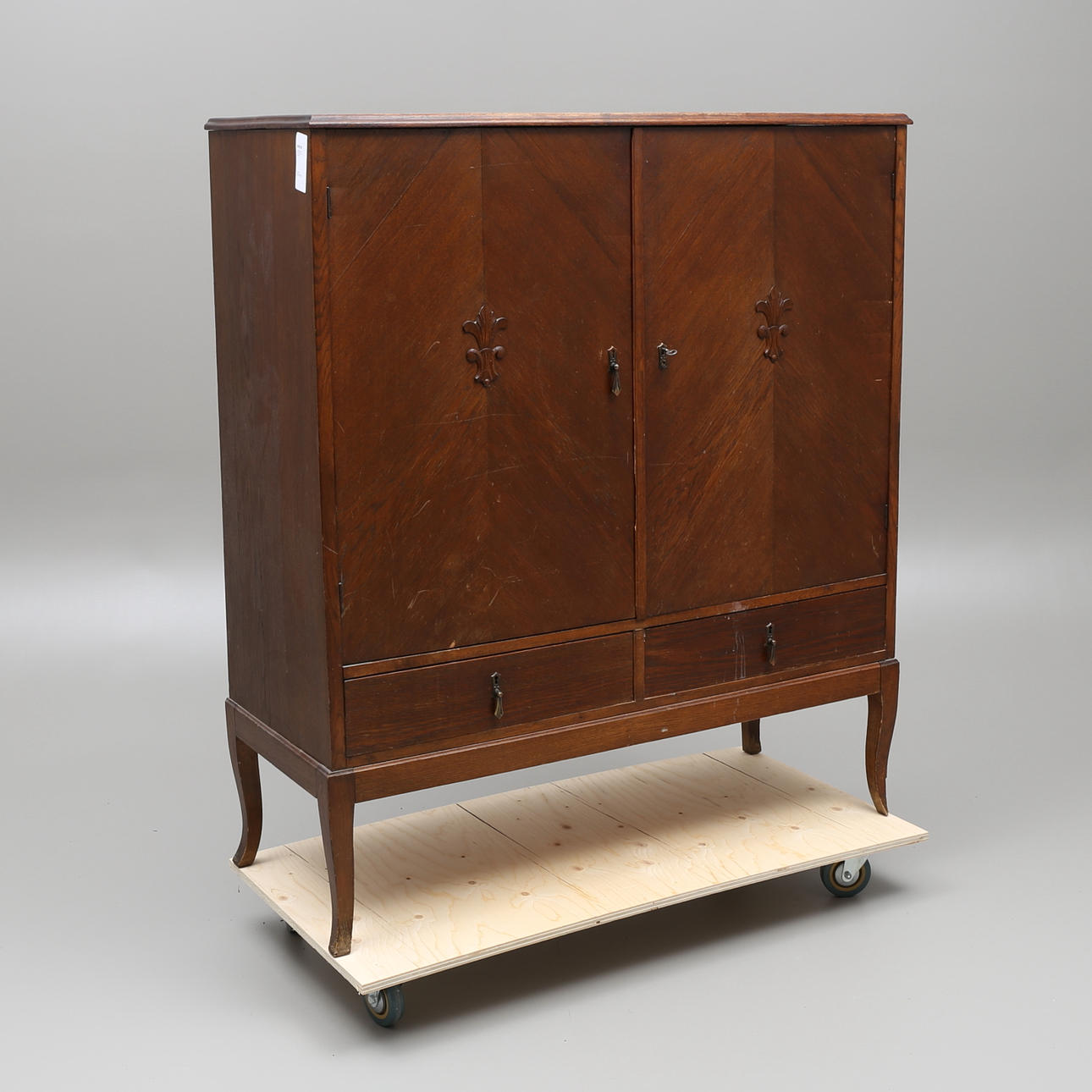 LINNESKÅP, ek, 1900-talets första hälft.