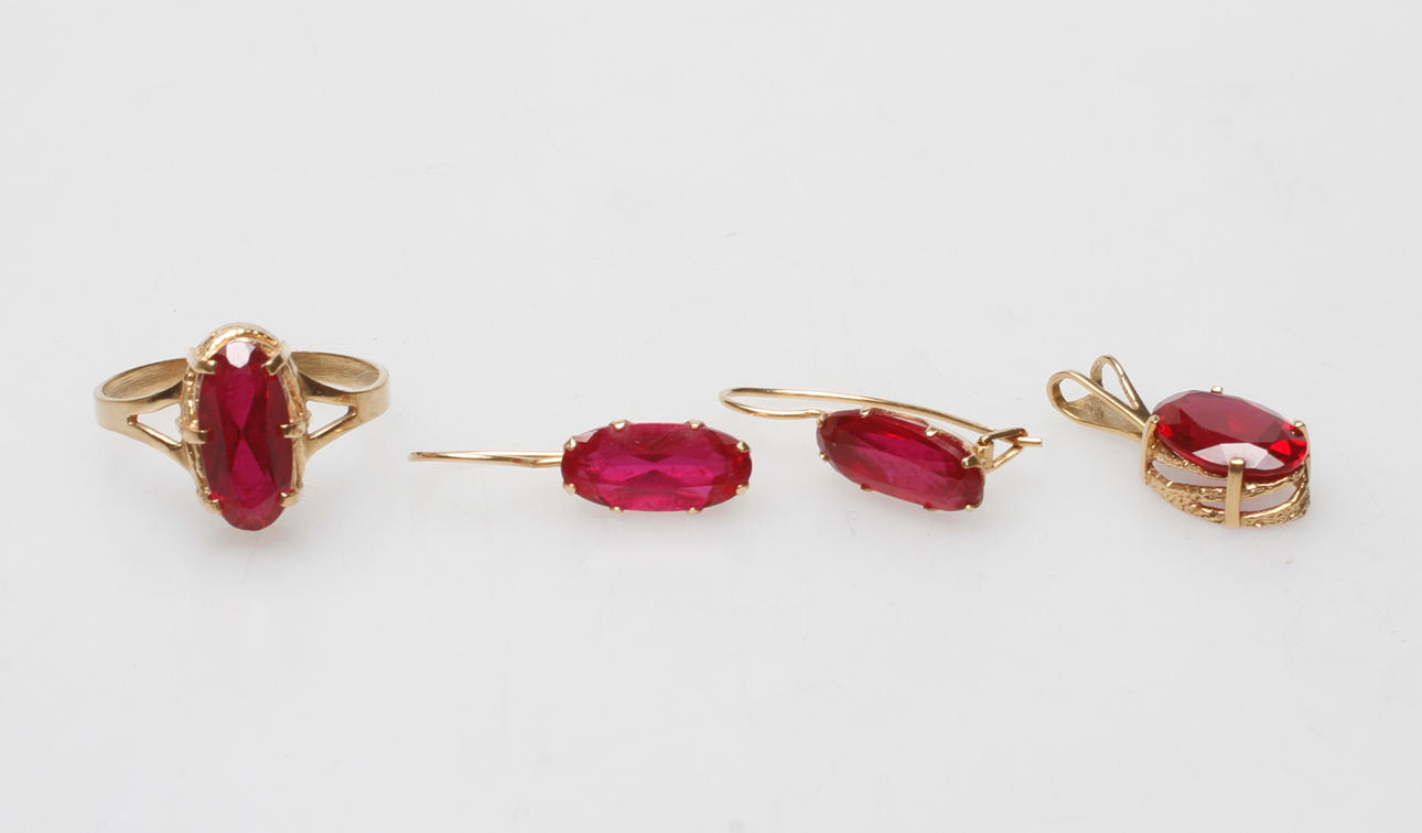 SMYCKESET MED RÖDA STENAR, 18k guld, total vikt ca 7,3 gr.