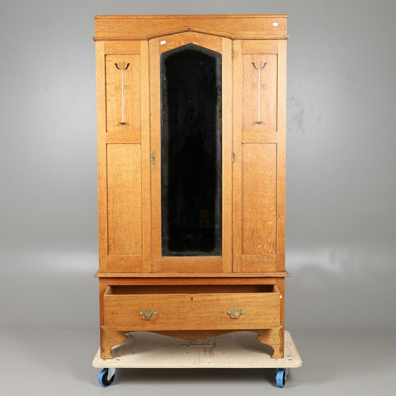 EINE ARTS AND CRAFTS HELLE EICHE SCHRANK MIT EINER TÜR.