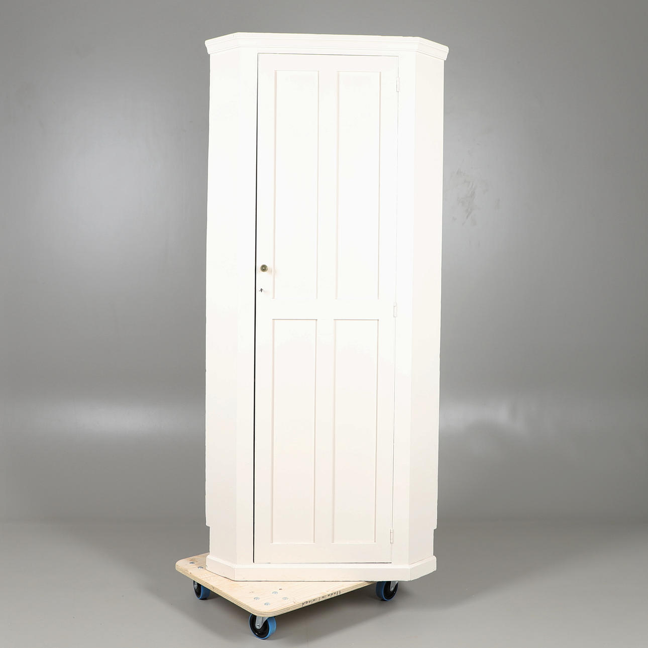 VITMÅLAT KÖK HÖRNSKÅP.