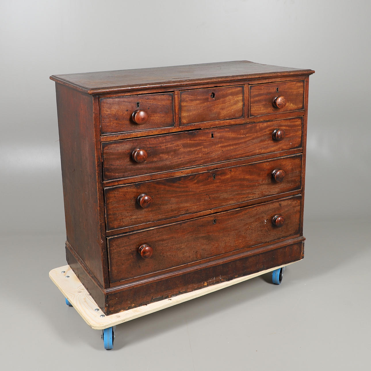 UNA CÓMODA DE CAOBA DEL CAJONES.