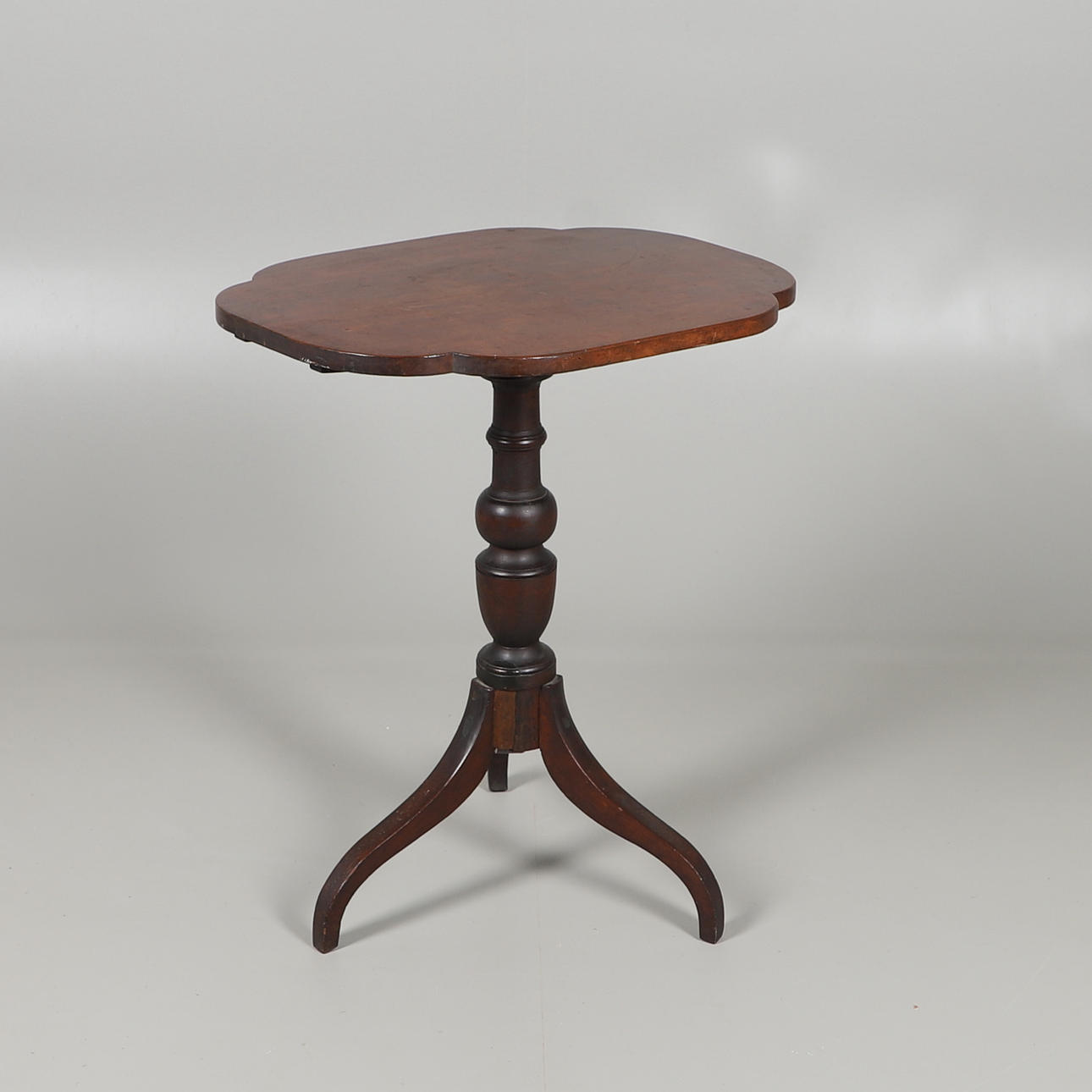 A 19THC MAHOGANY TILT TOP TRIPOD TABLE.