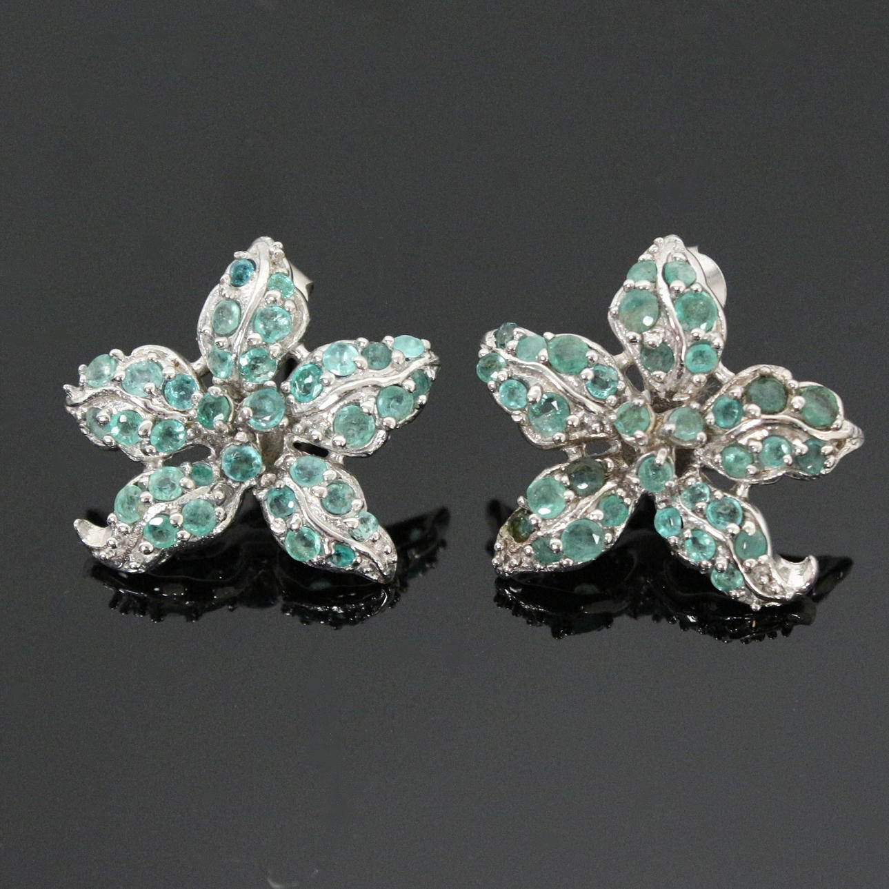 Pendientes de botón con esmeralda en forma de flor, plata 925.