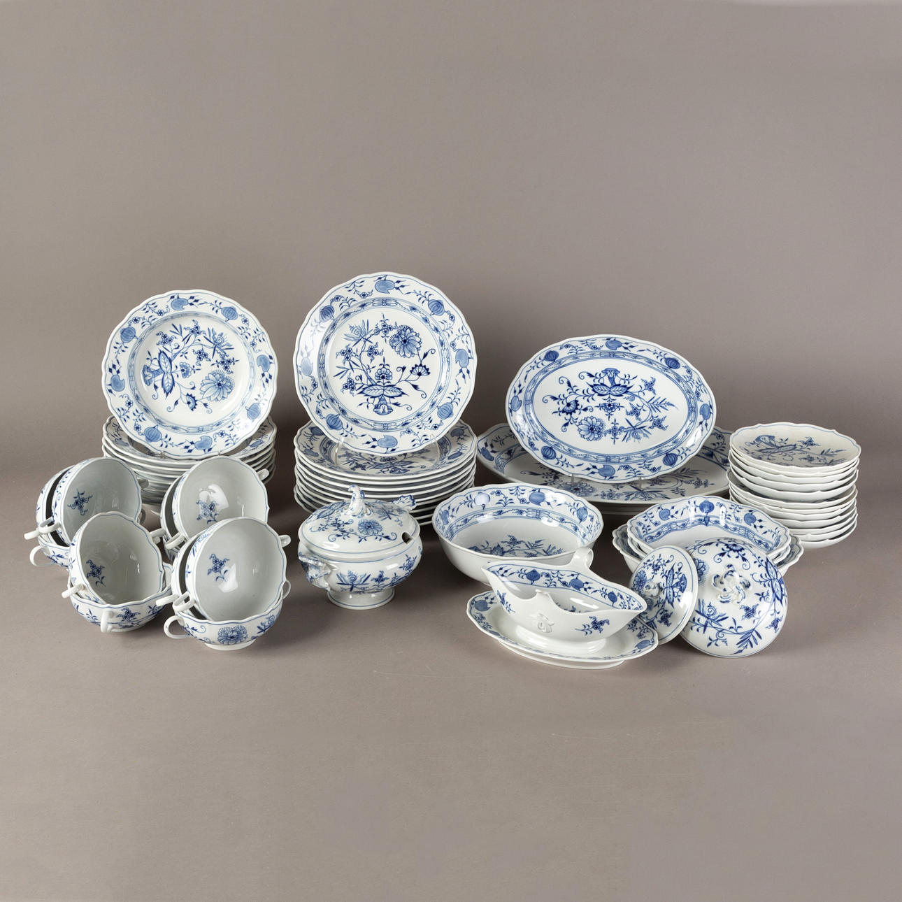 MEISSEN. Dinner service 'onion pattern', 20th century (51).