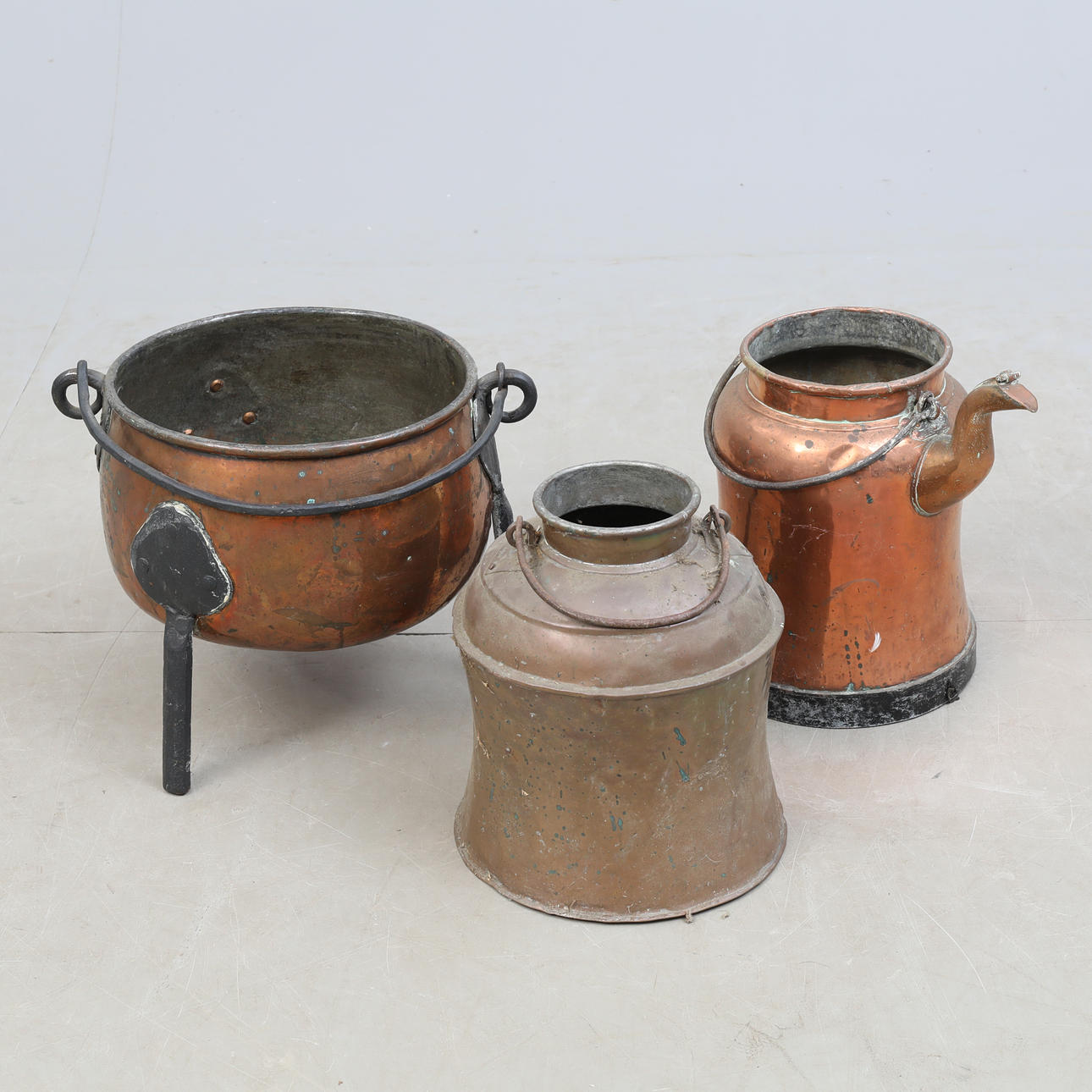 ANTIKA KOPPARFÖREMÅL, tre st.