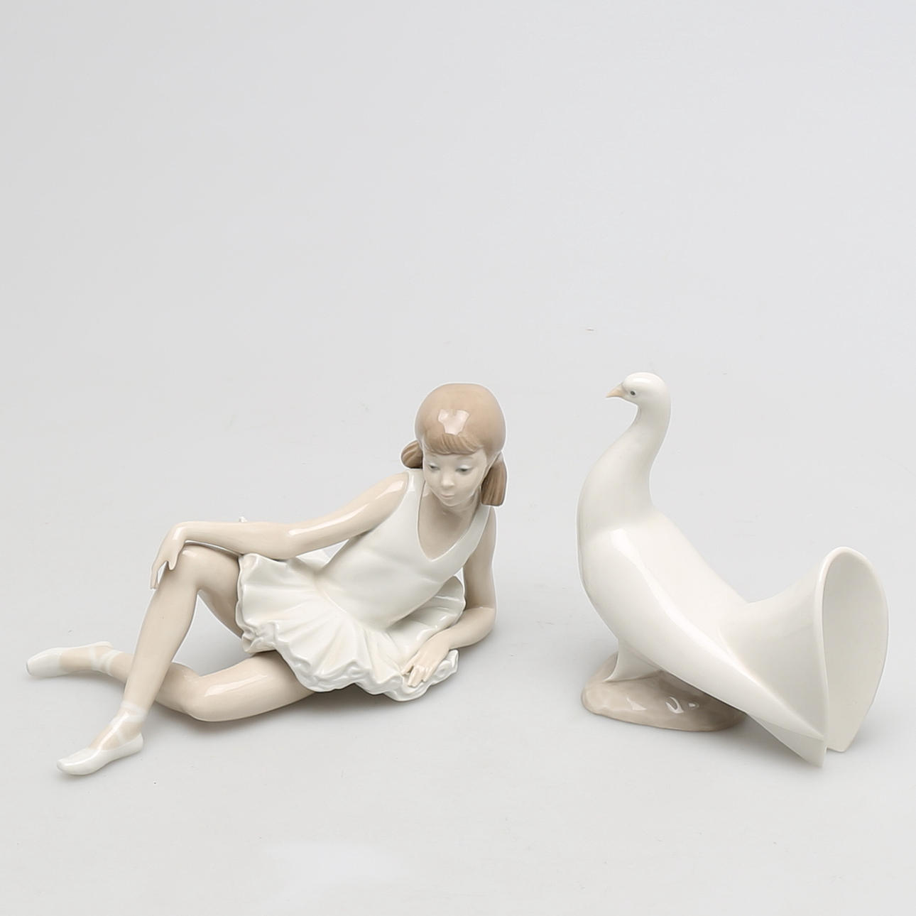 FIGURINER i porslin, 2 st, Nao, ballerina samt duva, Spanien.