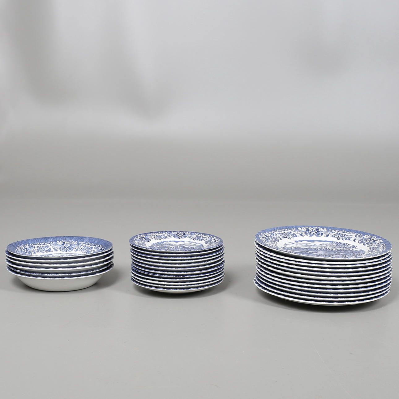 MATSERVISDELAR i porslin, 30 st, Old Country Houses, Hostess tableware, England.