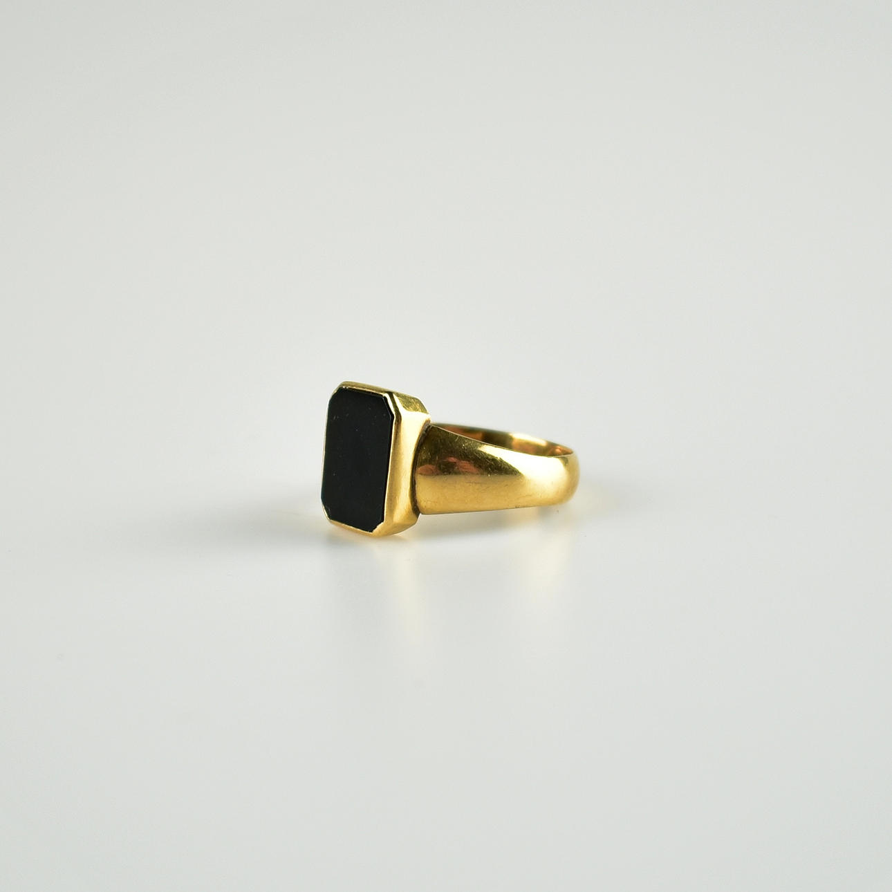 Signetring, guld 18k, onyx, 1900-tallet.