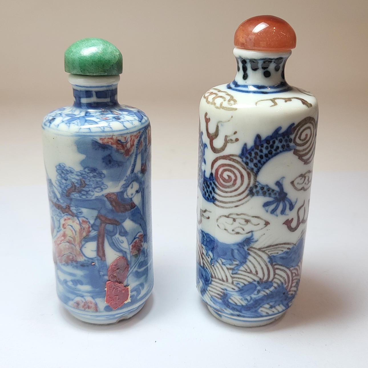 TVÅ SNUS ORIENTALISKA FLASKOR.