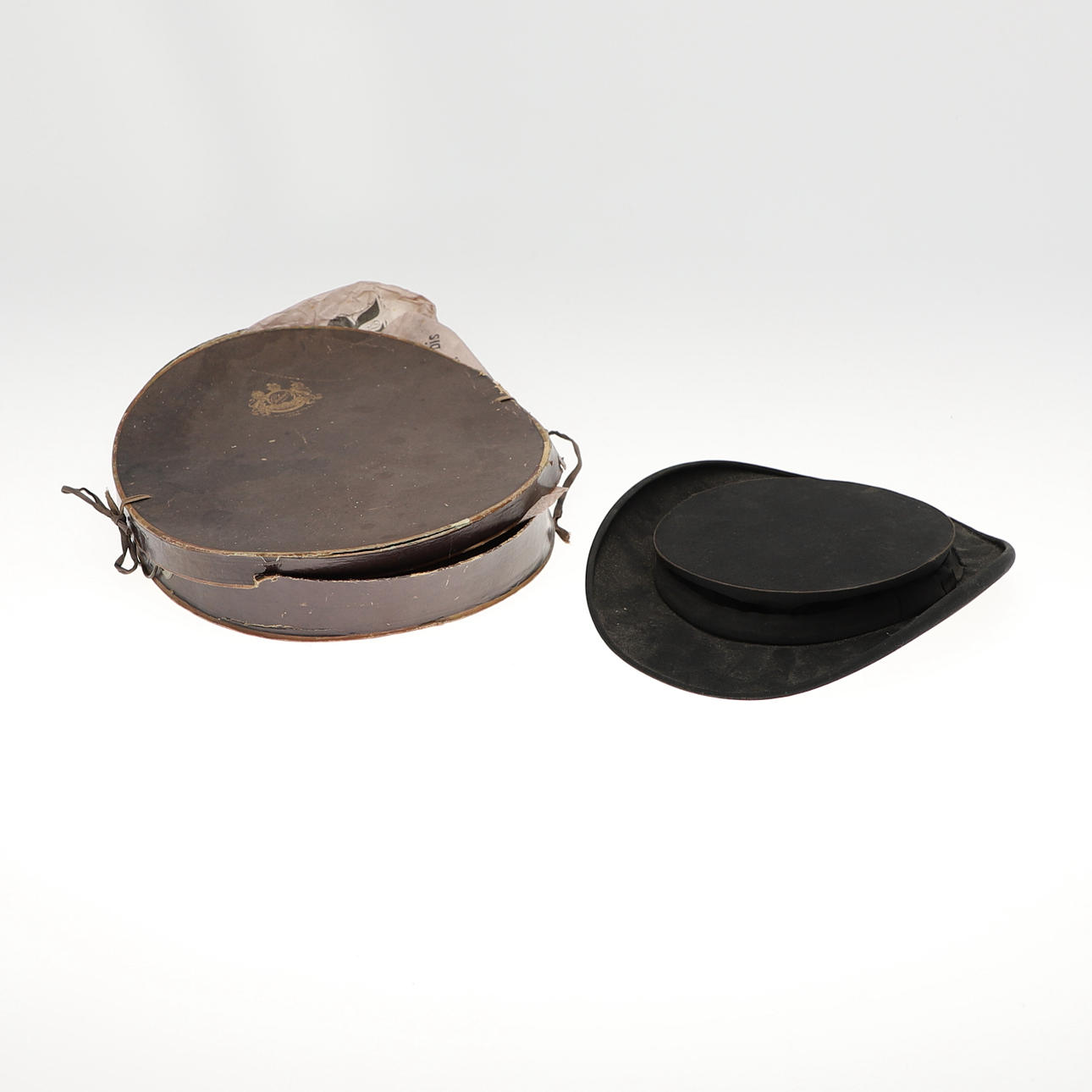 EIN FALTBARER ZYLINDERHUT.