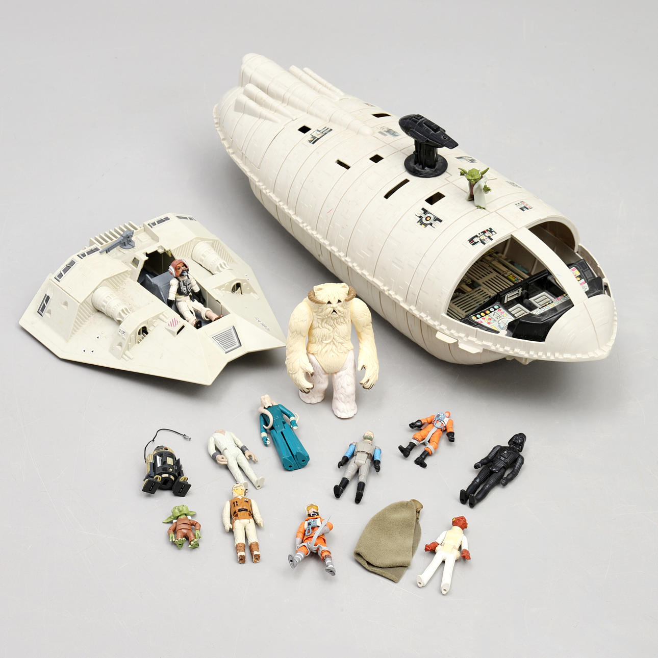 STAR WARS, Sammelfiguren und zwei Raumschiffe.