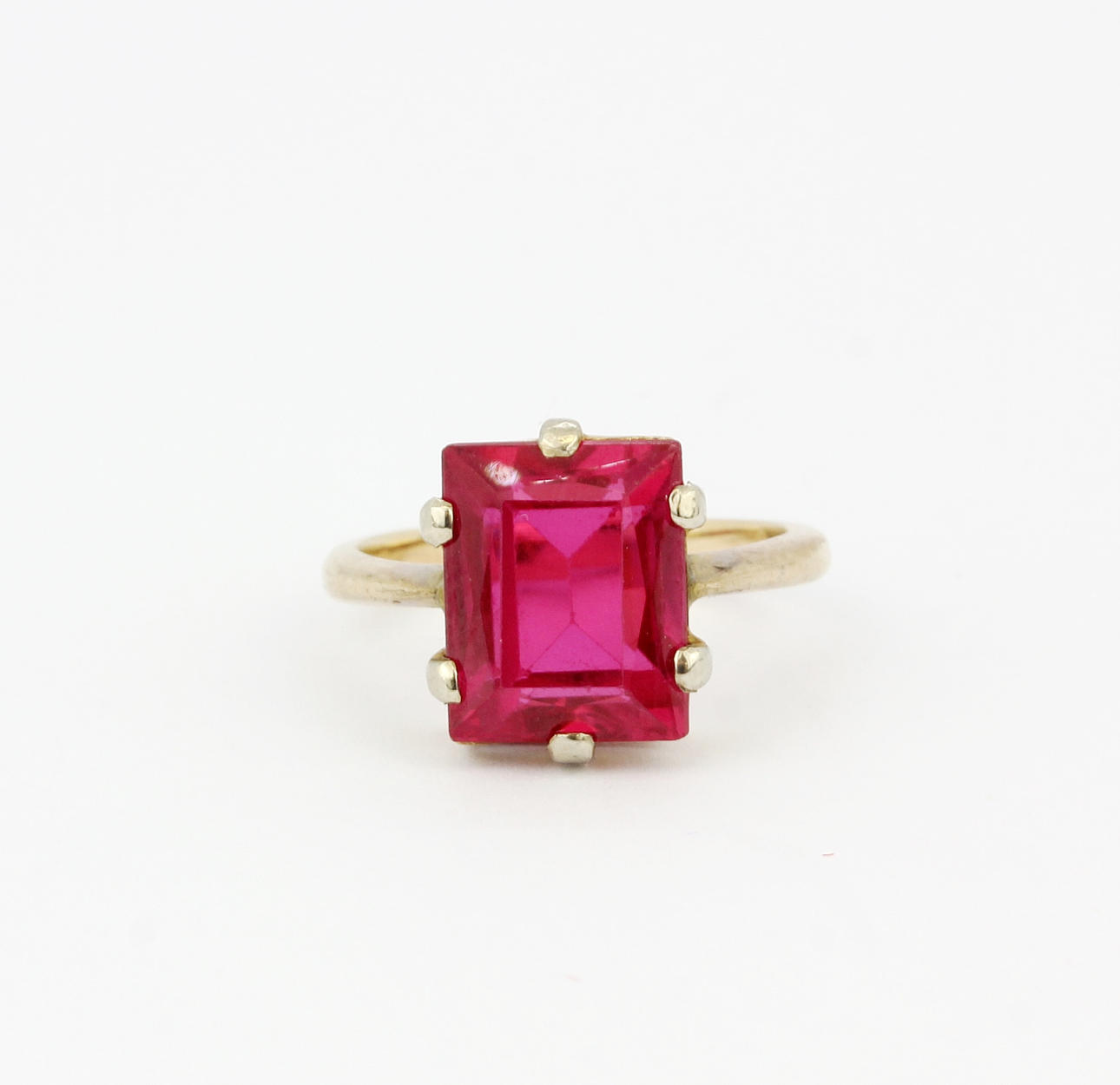 9CT GOLD BEVEL CUT SYNTHETIC RUBY RING.